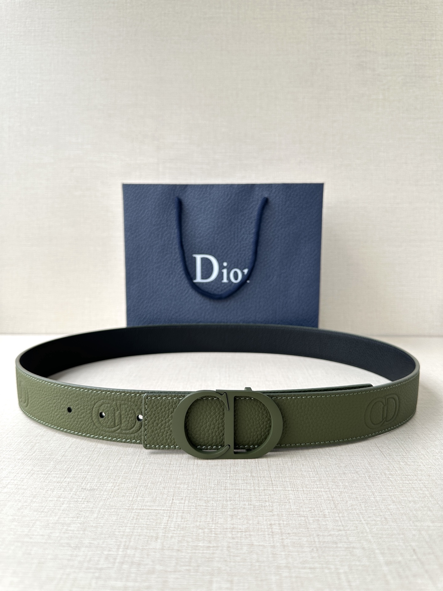  宽度3.5cm DIOR 这款腰带扣采用海军绿色哑光涂漆饰面不锈钢精心制作，展示CD Icon 标志。