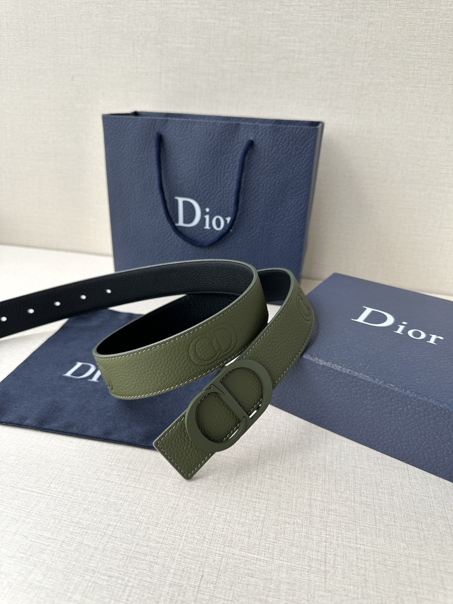  宽度3.5cm DIOR 这款腰带扣采用海军绿色哑光涂漆饰面不锈钢精心制作，展示CD Icon 标志。