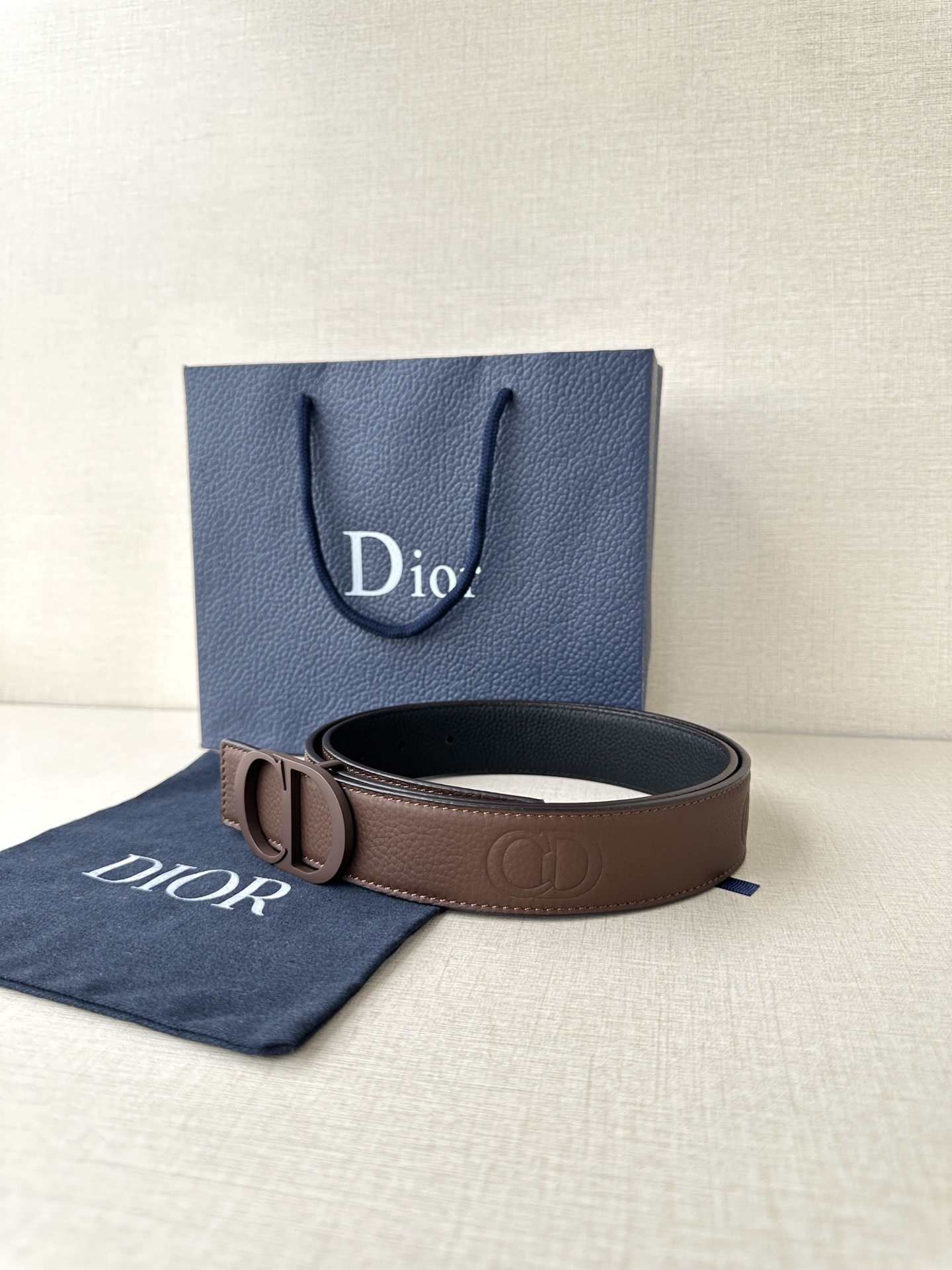  宽度3.5cm DIOR 这款腰带扣采用咖啡棕色哑光涂漆饰面不锈钢精心制作，展示CD Icon 标志。
