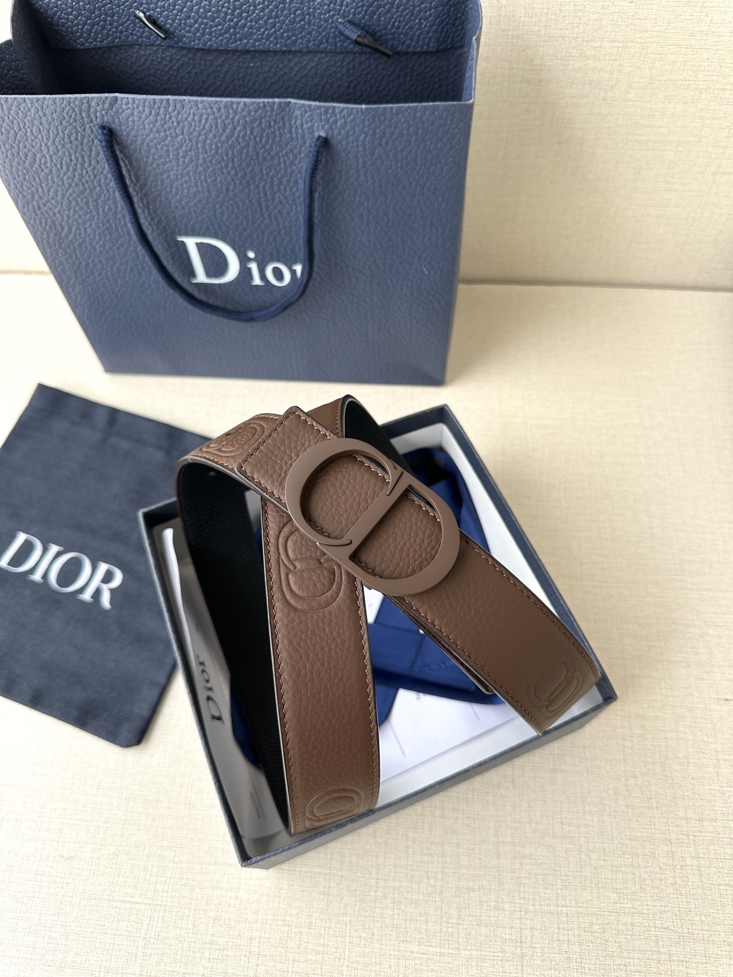  宽度3.5cm DIOR 这款腰带扣采用咖啡棕色哑光涂漆饰面不锈钢精心制作，展示CD Icon 标志。