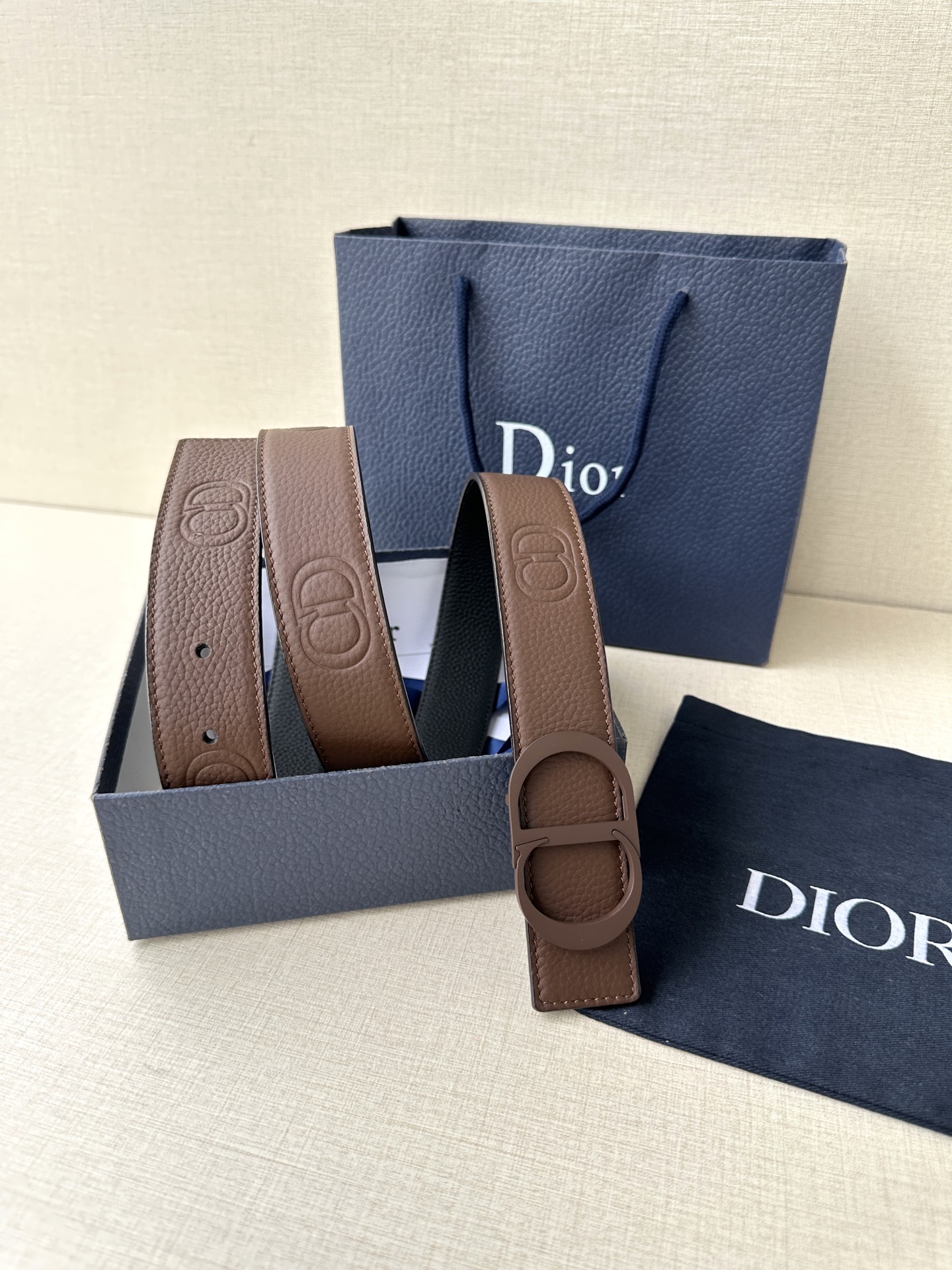  宽度3.5cm DIOR 这款腰带扣采用咖啡棕色哑光涂漆饰面不锈钢精心制作，展示CD Icon 标志。