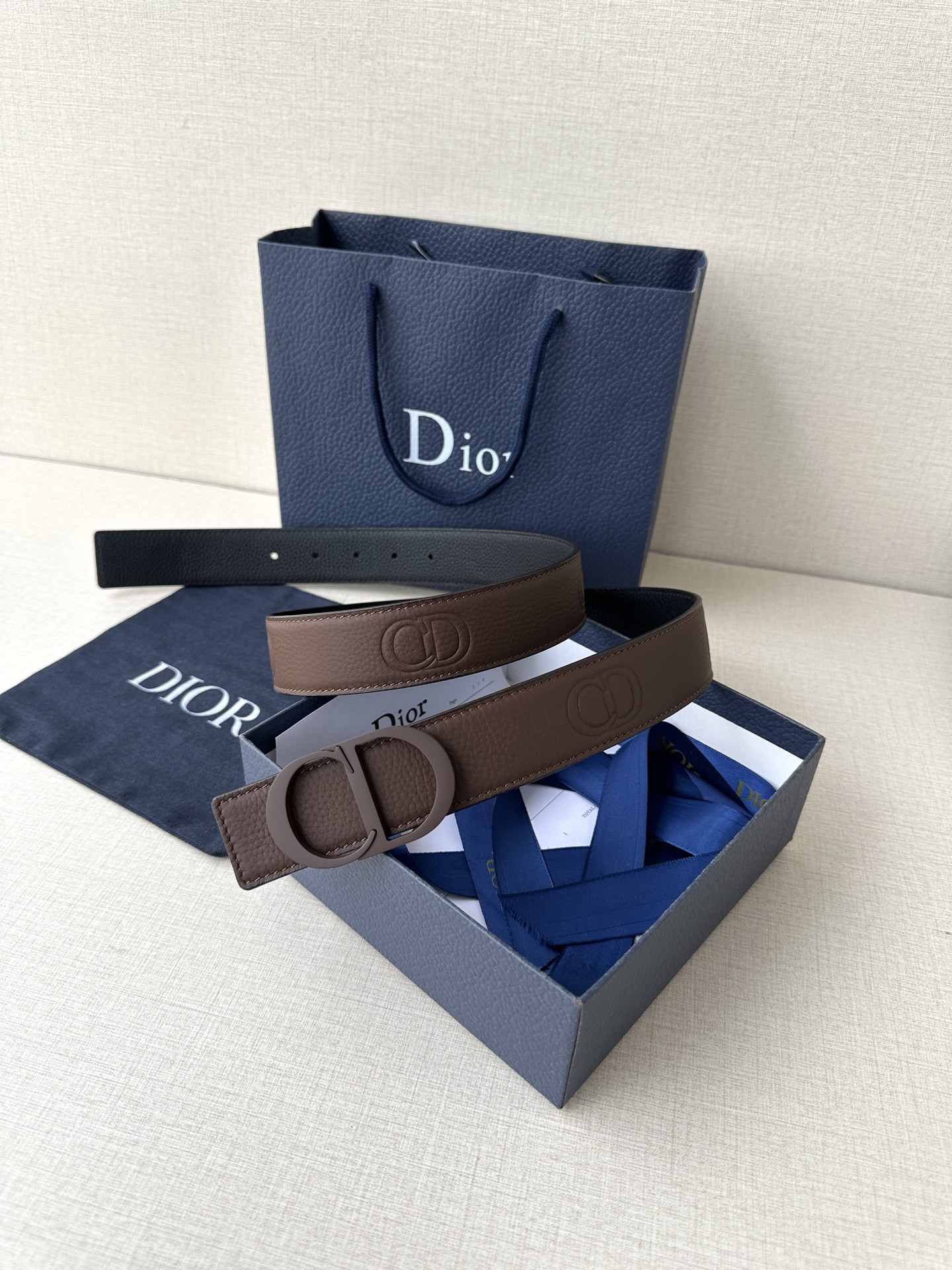  宽度3.5cm DIOR 这款腰带扣采用咖啡棕色哑光涂漆饰面不锈钢精心制作，展示CD Icon 标志。