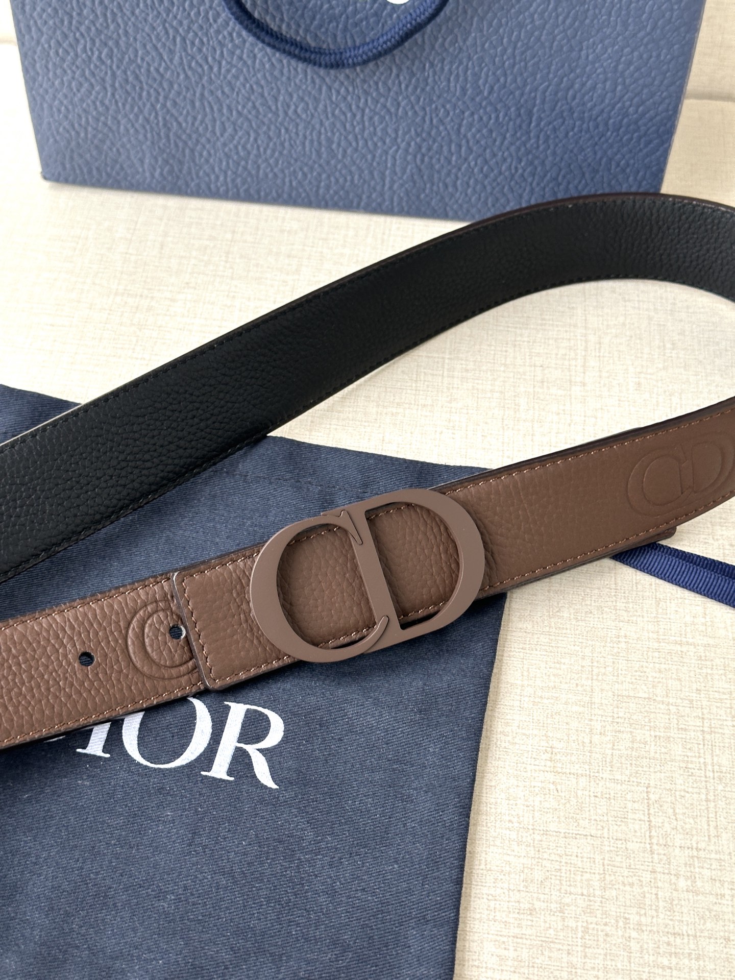  宽度3.5cm DIOR 这款腰带扣采用咖啡棕色哑光涂漆饰面不锈钢精心制作，展示CD Icon 标志。