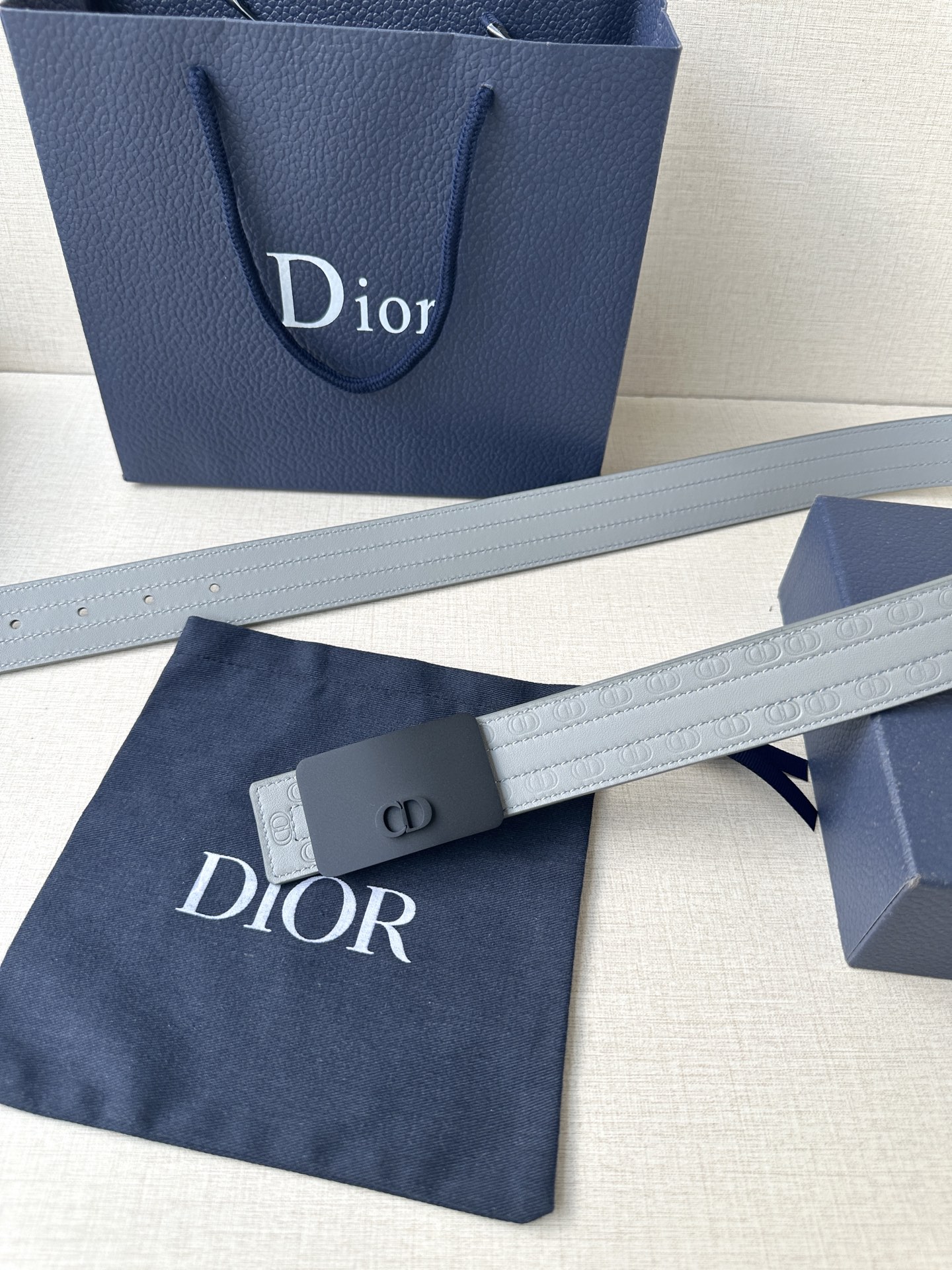 宽度3.5cm这款 35 毫米双面腰带结合典雅气质与摩登风范