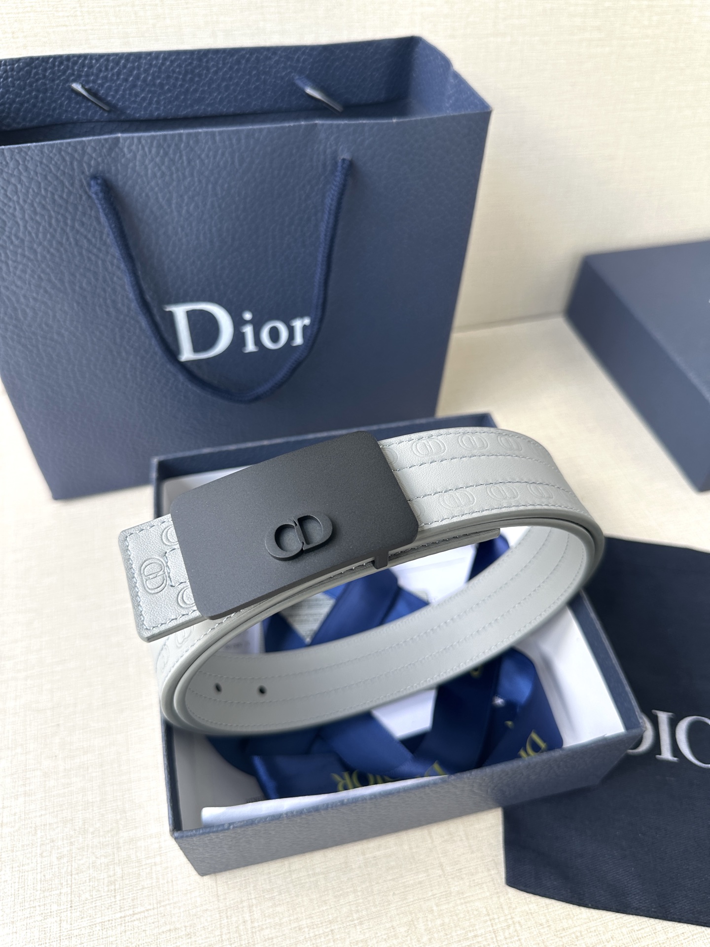 宽度3.5cm这款 35 毫米双面腰带结合典雅气质与摩登风范