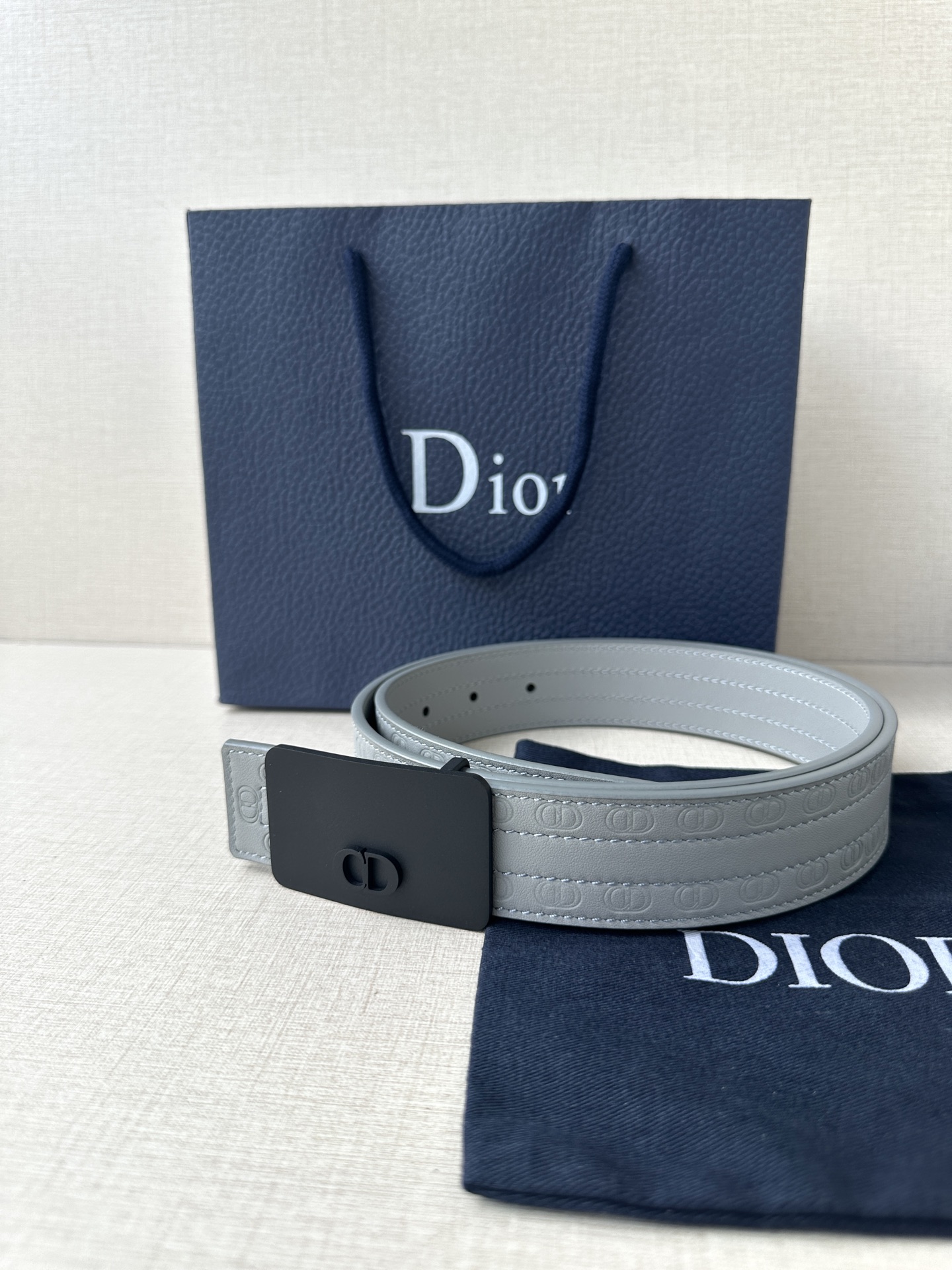 宽度3.5cm这款 35 毫米双面腰带结合典雅气质与摩登风范