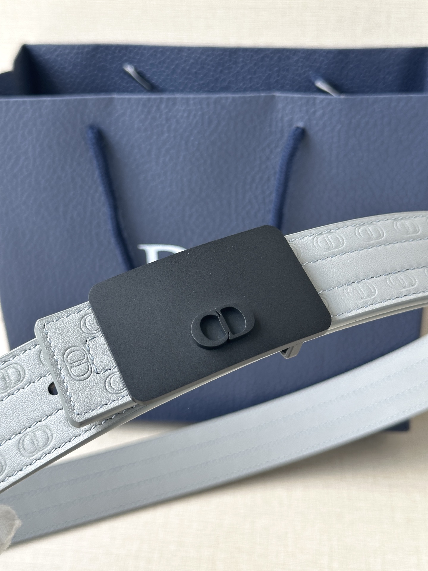 宽度3.5cm这款 35 毫米双面腰带结合典雅气质与摩登风范