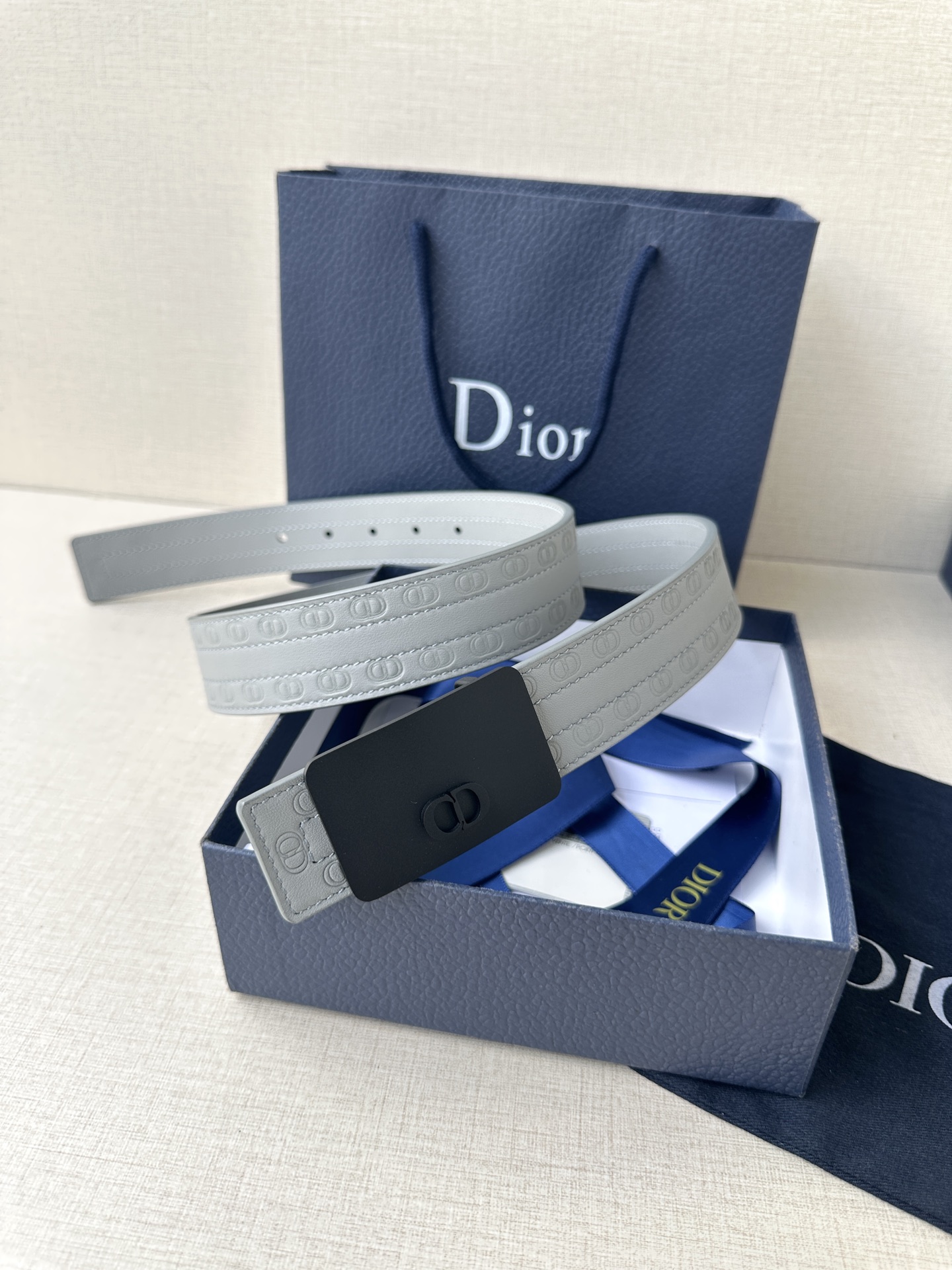 宽度3.5cm这款 35 毫米双面腰带结合典雅气质与摩登风范