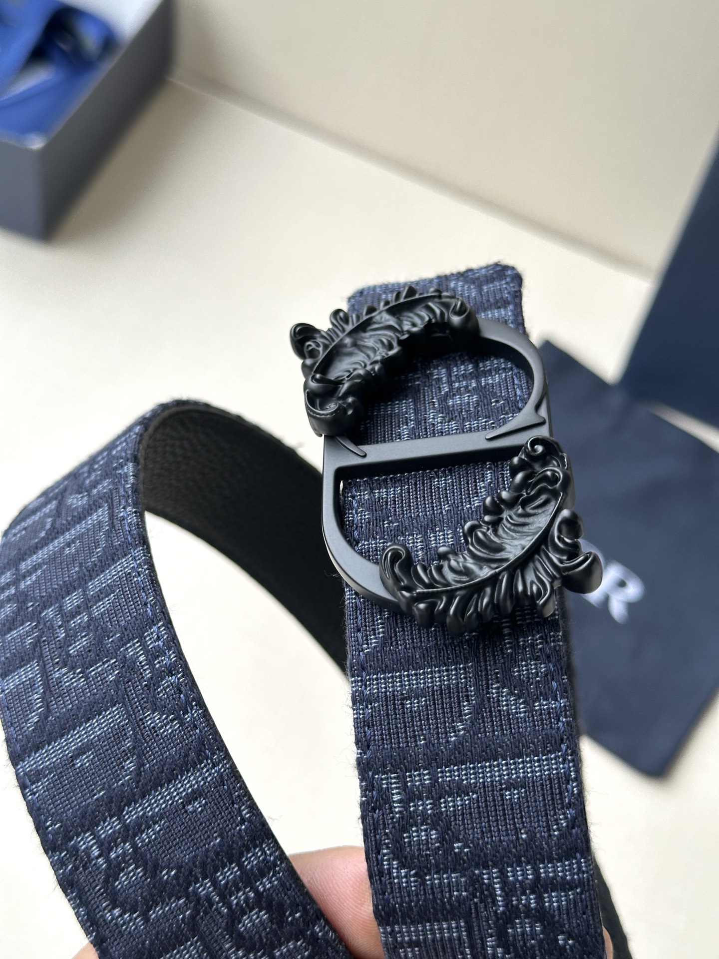  宽度3.5cm 这款 35 毫米双面腰带结合典雅气质与摩登风范。双面设计，一面采用Oblique 印花