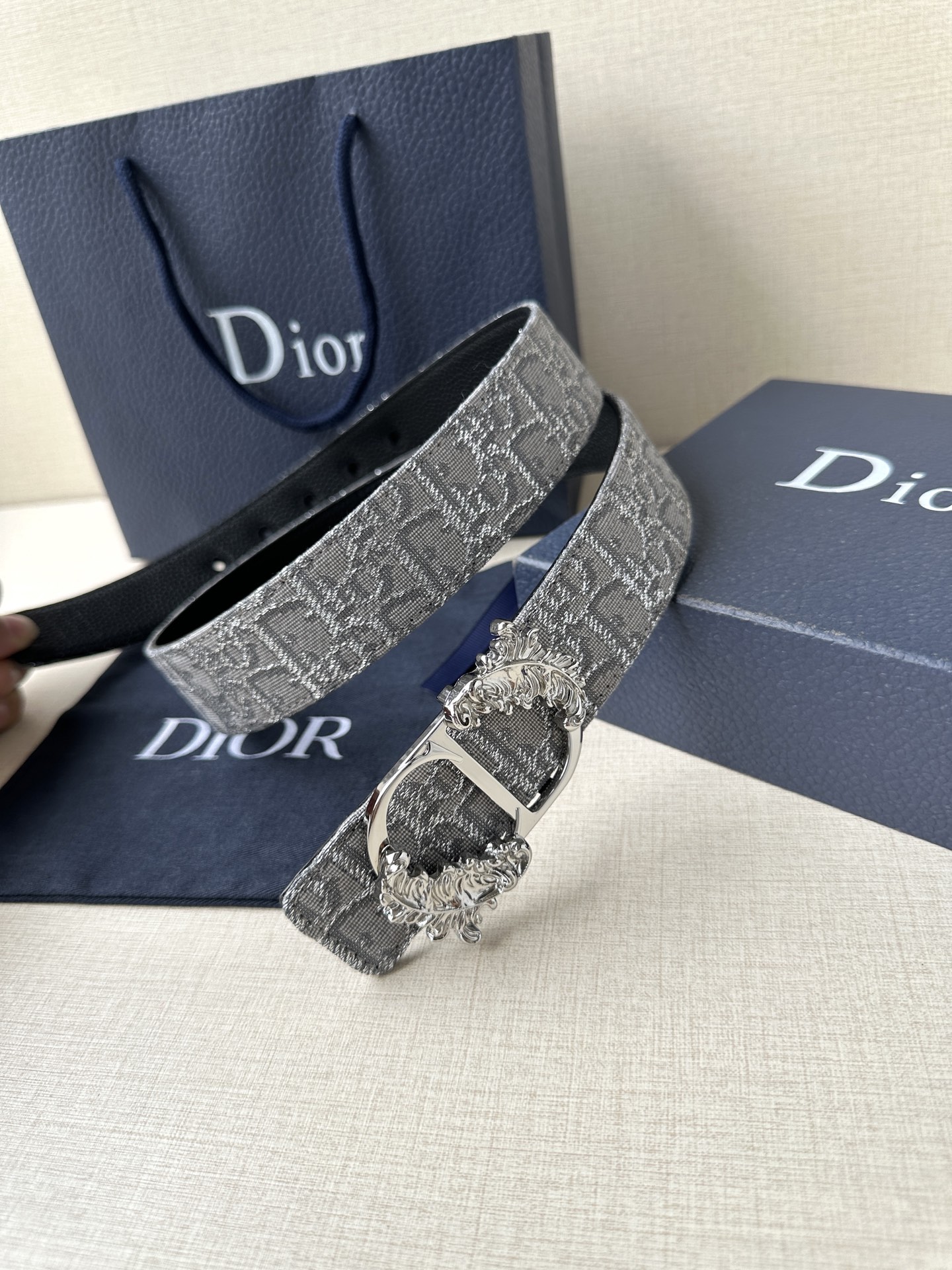 宽度3.5cm 这款 35 毫米双面腰带结合典雅气质与摩登风范-Chinese UA Cheap High Quatity Brand Clothes Bags handbags Sneakers wholesale wholesaler seller from China Factory suppliers Fashion Clothing Shoes best Quality Beautiful Price 宽度3.5cm 这款 35 毫米双面腰带结合典雅气质与摩登风范