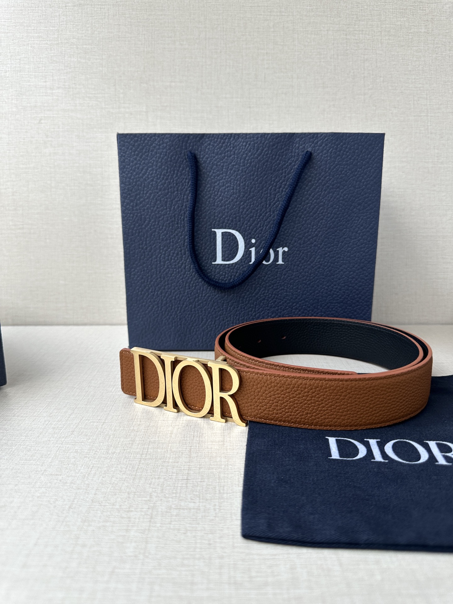  这款 D-Dream 腰带是春夏成衣系列新品，以时尚高雅全新演绎 Dior标志。采用头层牛皮精心制作，