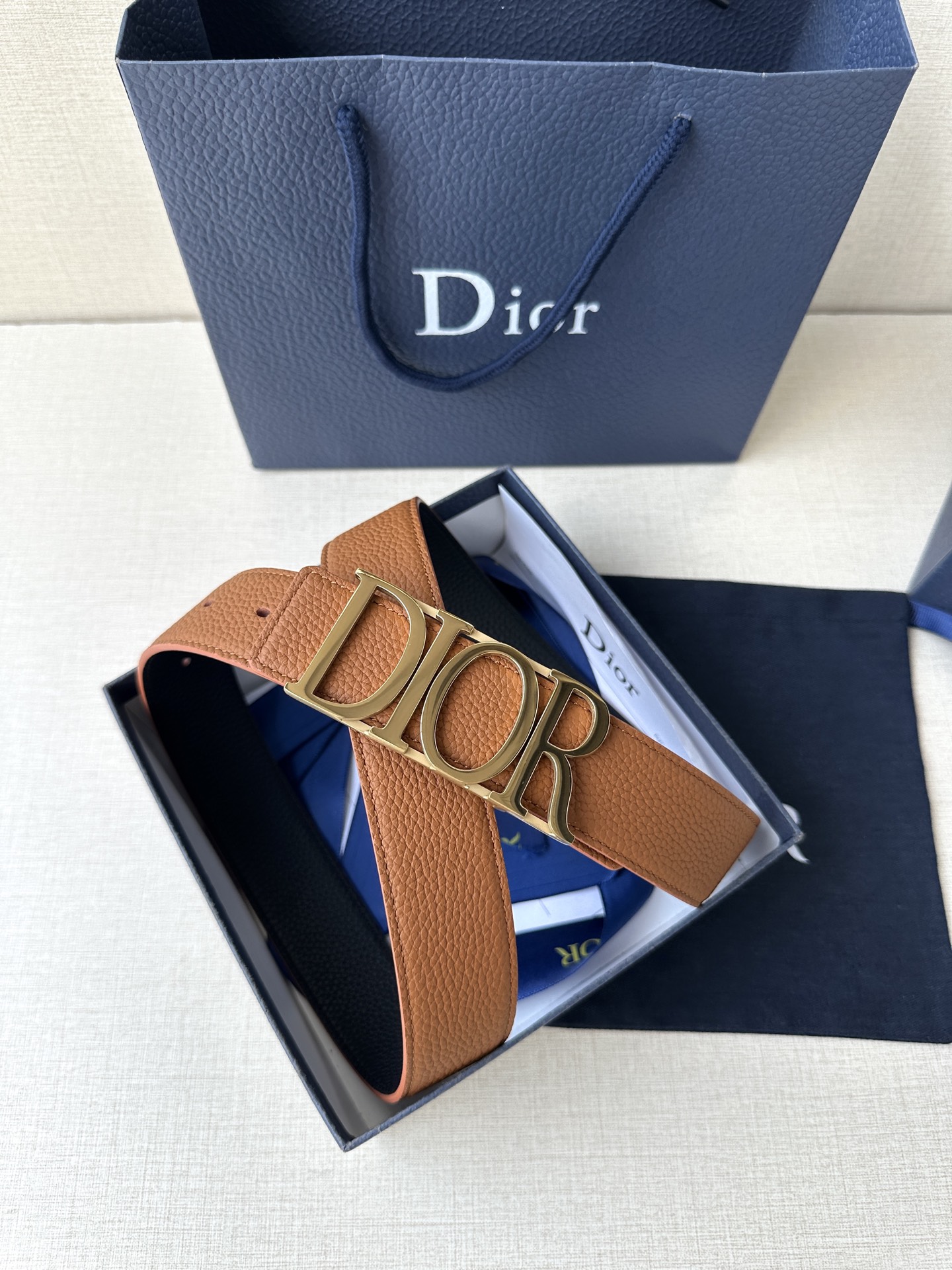  这款 D-Dream 腰带是春夏成衣系列新品，以时尚高雅全新演绎 Dior标志。采用头层牛皮精心制作，