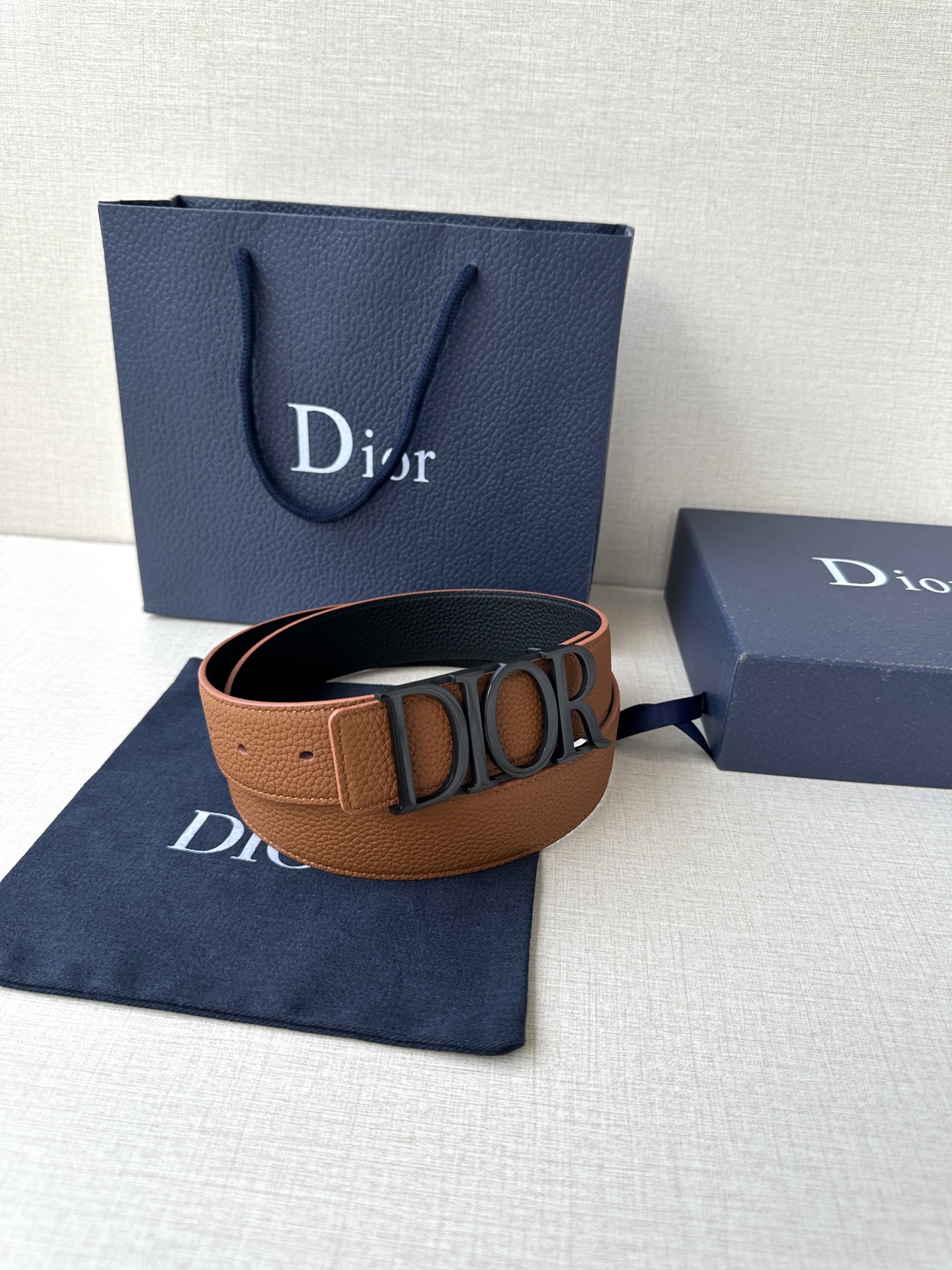 这款 D-Dream 腰带是春夏成衣系列新品，以时尚高雅全新演绎 Dior标志。采用头层牛皮精心制作，