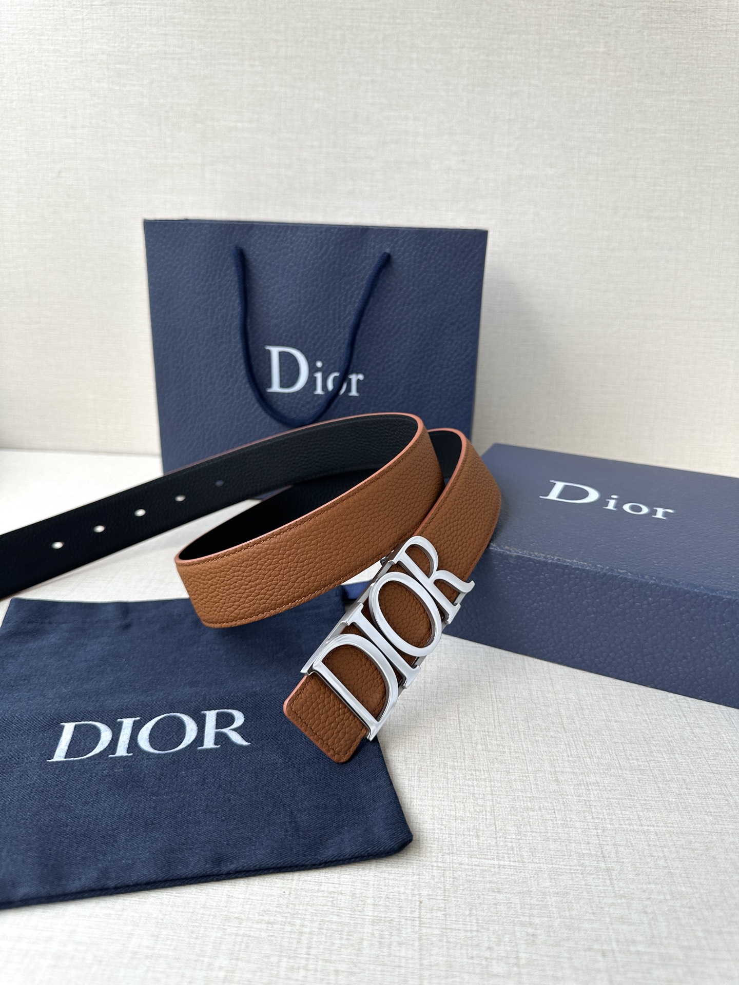  这款 D-Dream 腰带是春夏成衣系列新品，以时尚高雅全新演绎 Dior标志。采用头层牛皮精心制作，