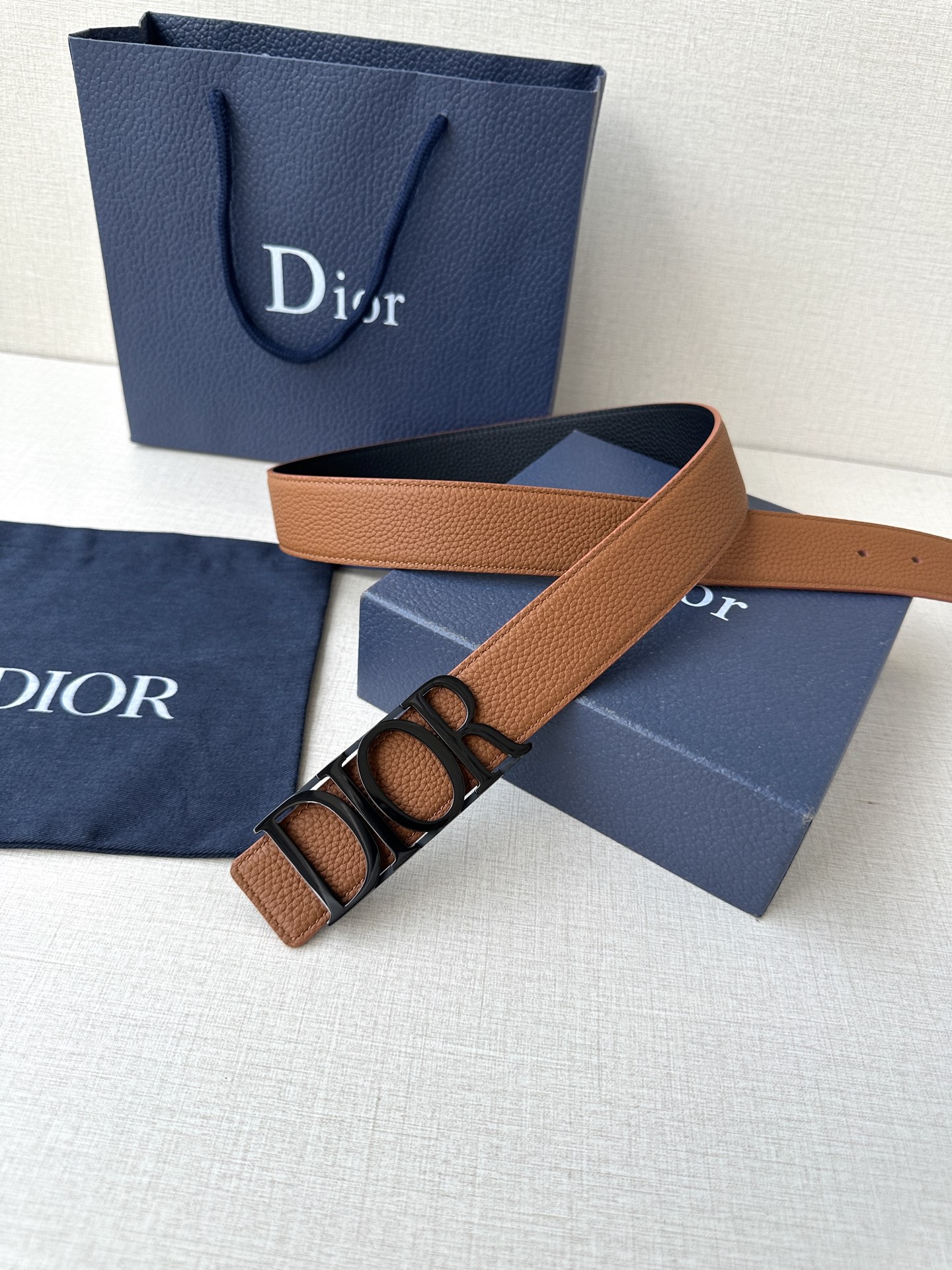  这款 D-Dream 腰带是春夏成衣系列新品，以时尚高雅全新演绎 Dior标志。采用头层牛皮精心制作，
