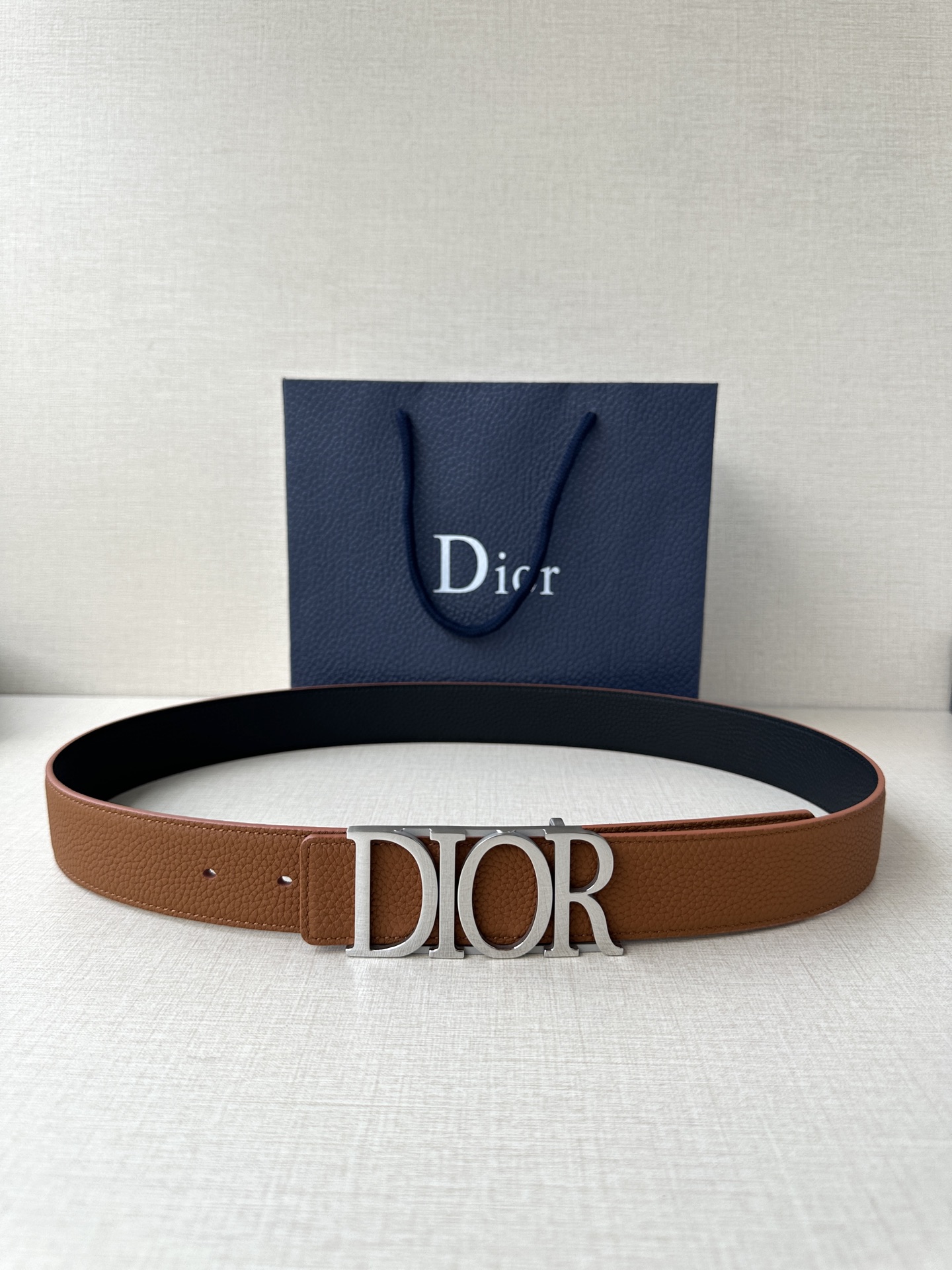  这款 D-Dream 腰带是春夏成衣系列新品，以时尚高雅全新演绎 Dior标志。采用头层牛皮精心制作，