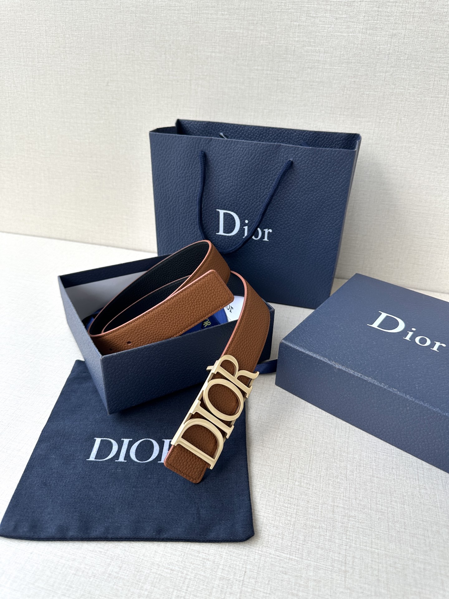  这款 D-Dream 腰带是春夏成衣系列新品，以时尚高雅全新演绎 Dior标志。采用头层牛皮精心制作，