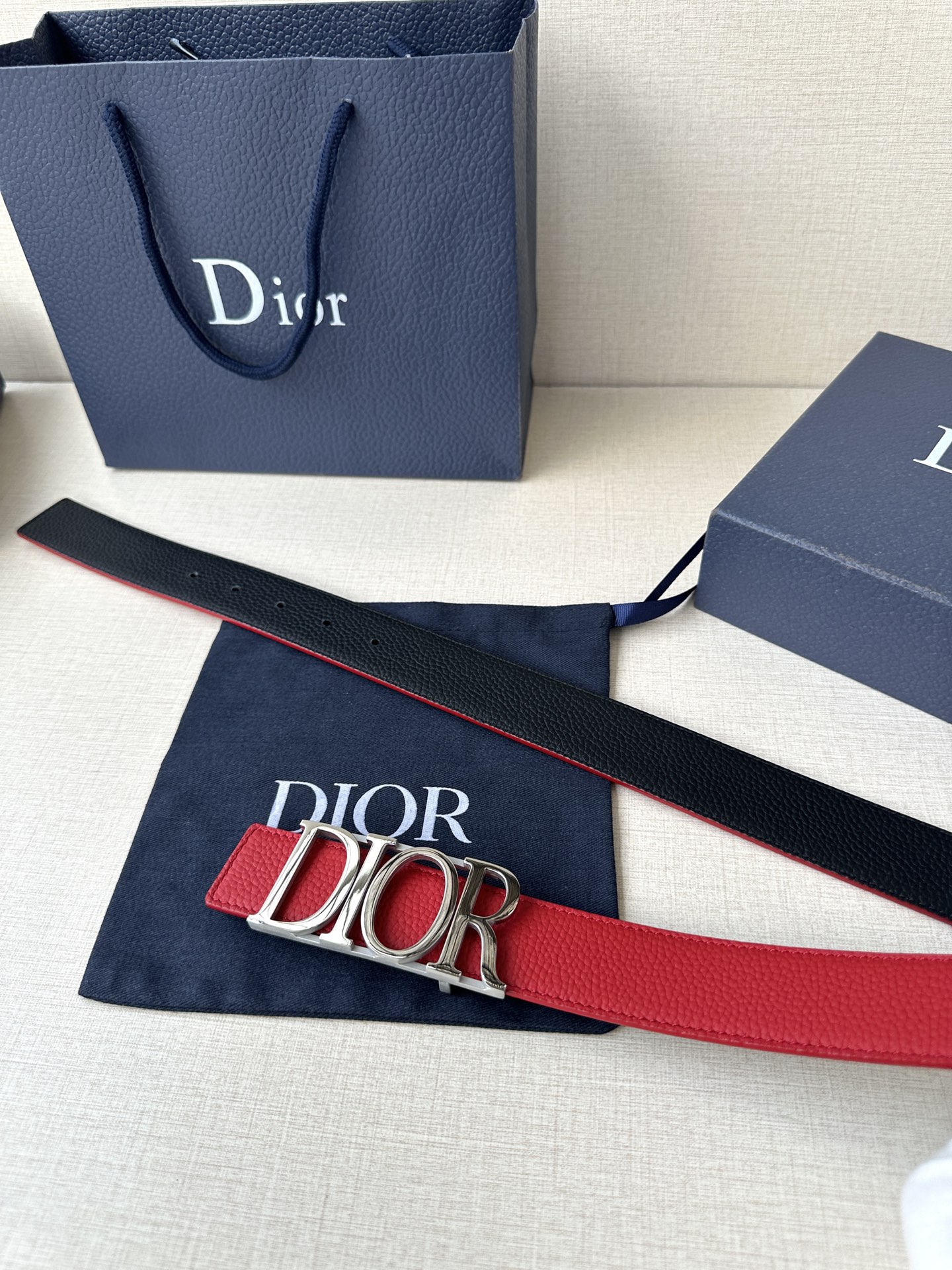  这款 D-Dream 腰带是春夏成衣系列新品，以时尚高雅全新演绎 Dior标志。采用头层牛皮精心制作，
