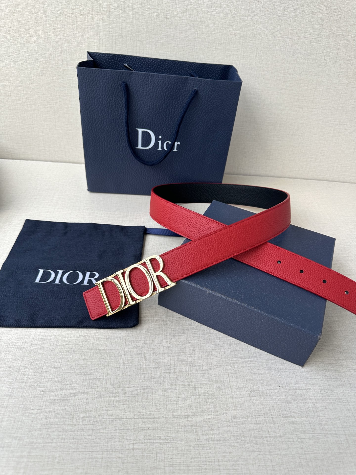  这款 D-Dream 腰带是春夏成衣系列新品，以时尚高雅全新演绎 Dior标志。采用头层牛皮精心制作，
