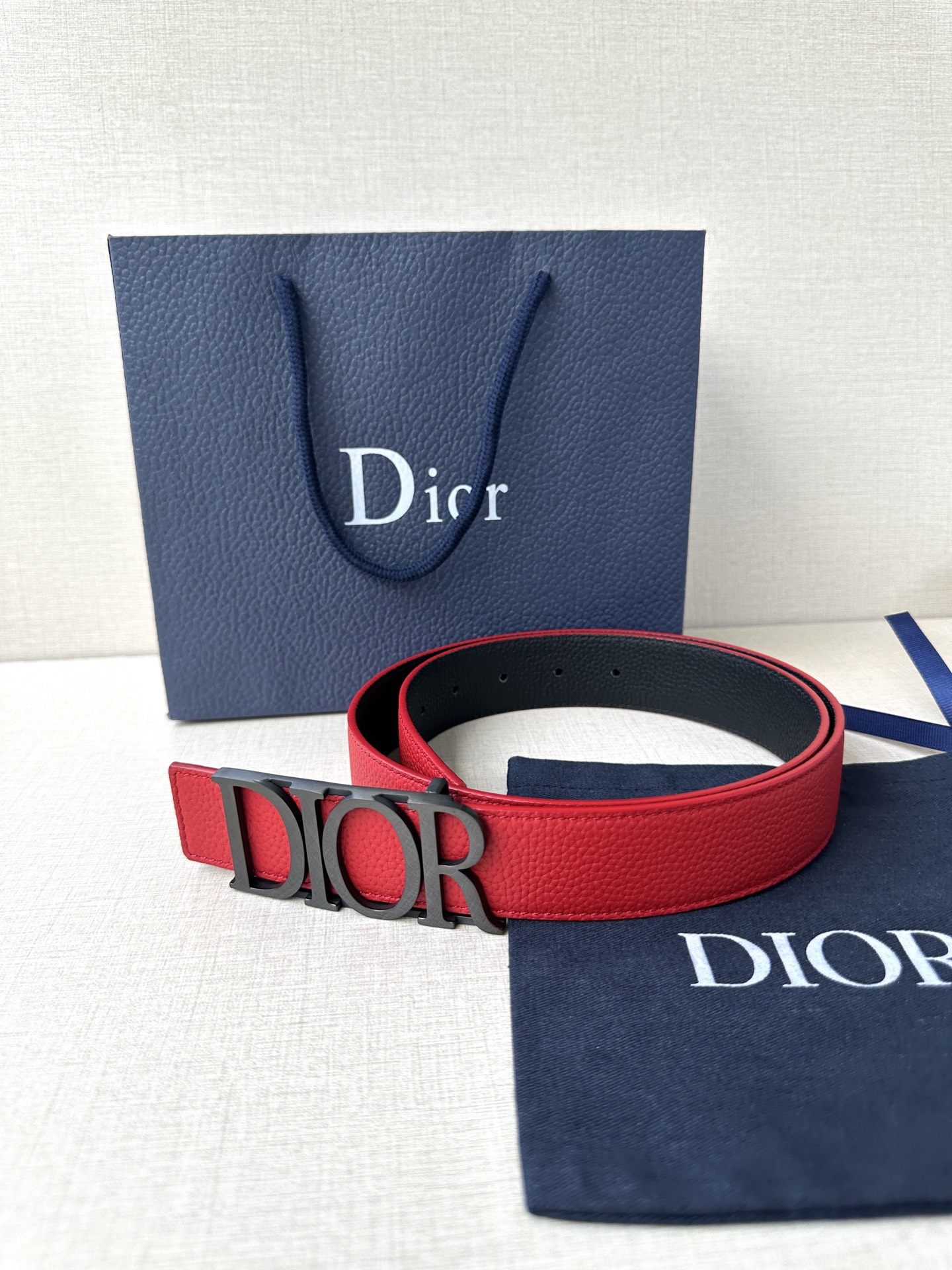  这款 D-Dream 腰带是春夏成衣系列新品，以时尚高雅全新演绎 Dior标志。采用头层牛皮精心制作，