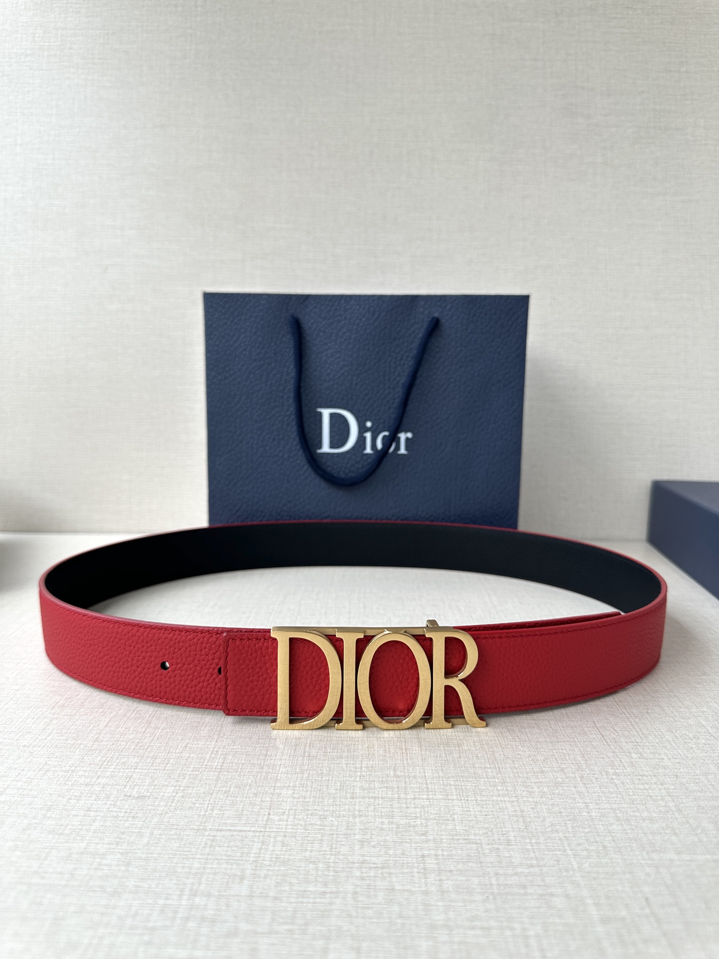  这款 D-Dream 腰带是春夏成衣系列新品，以时尚高雅全新演绎 Dior标志。采用头层牛皮精心制作，