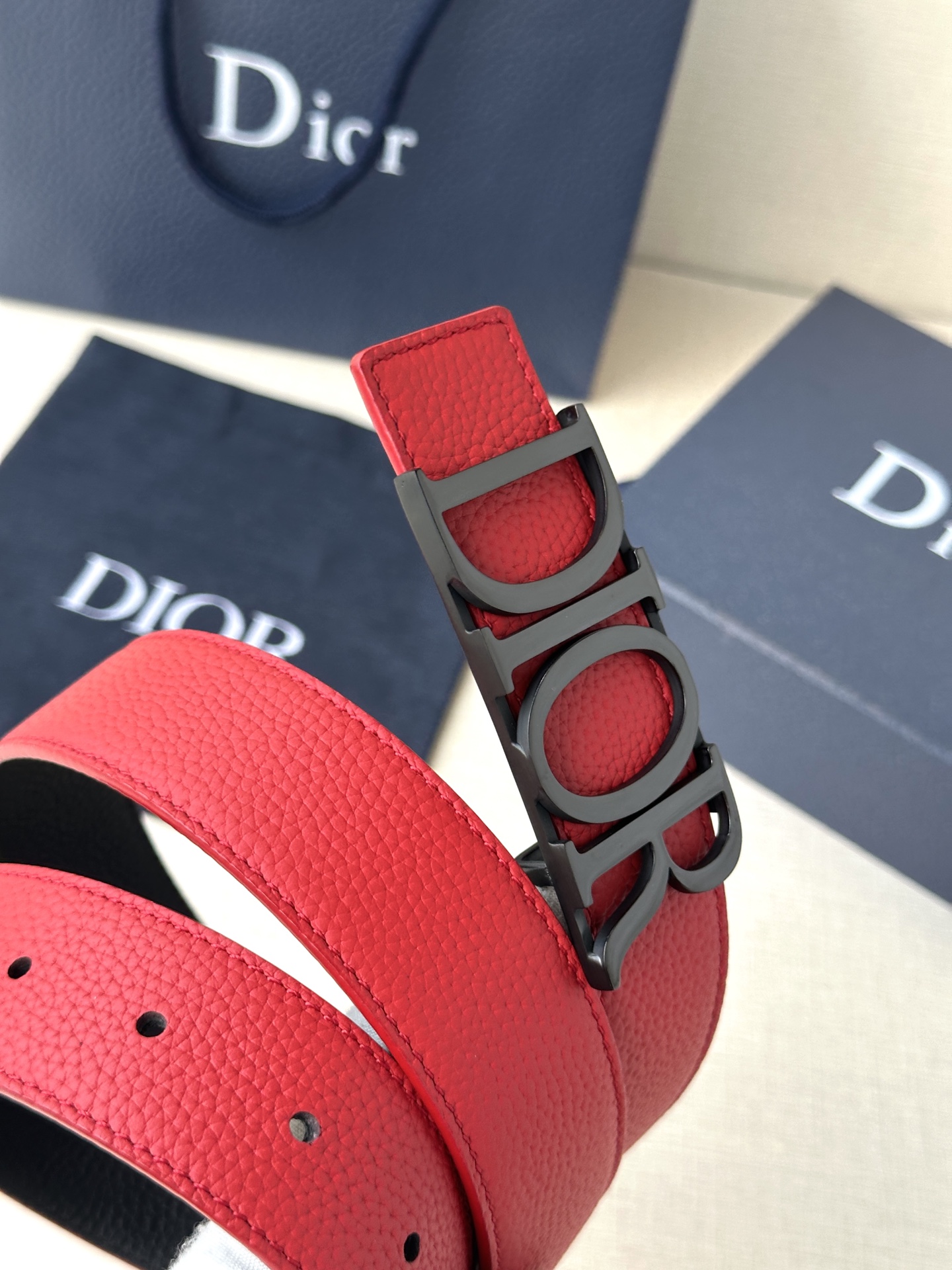  这款 D-Dream 腰带是春夏成衣系列新品，以时尚高雅全新演绎 Dior标志。采用头层牛皮精心制作，