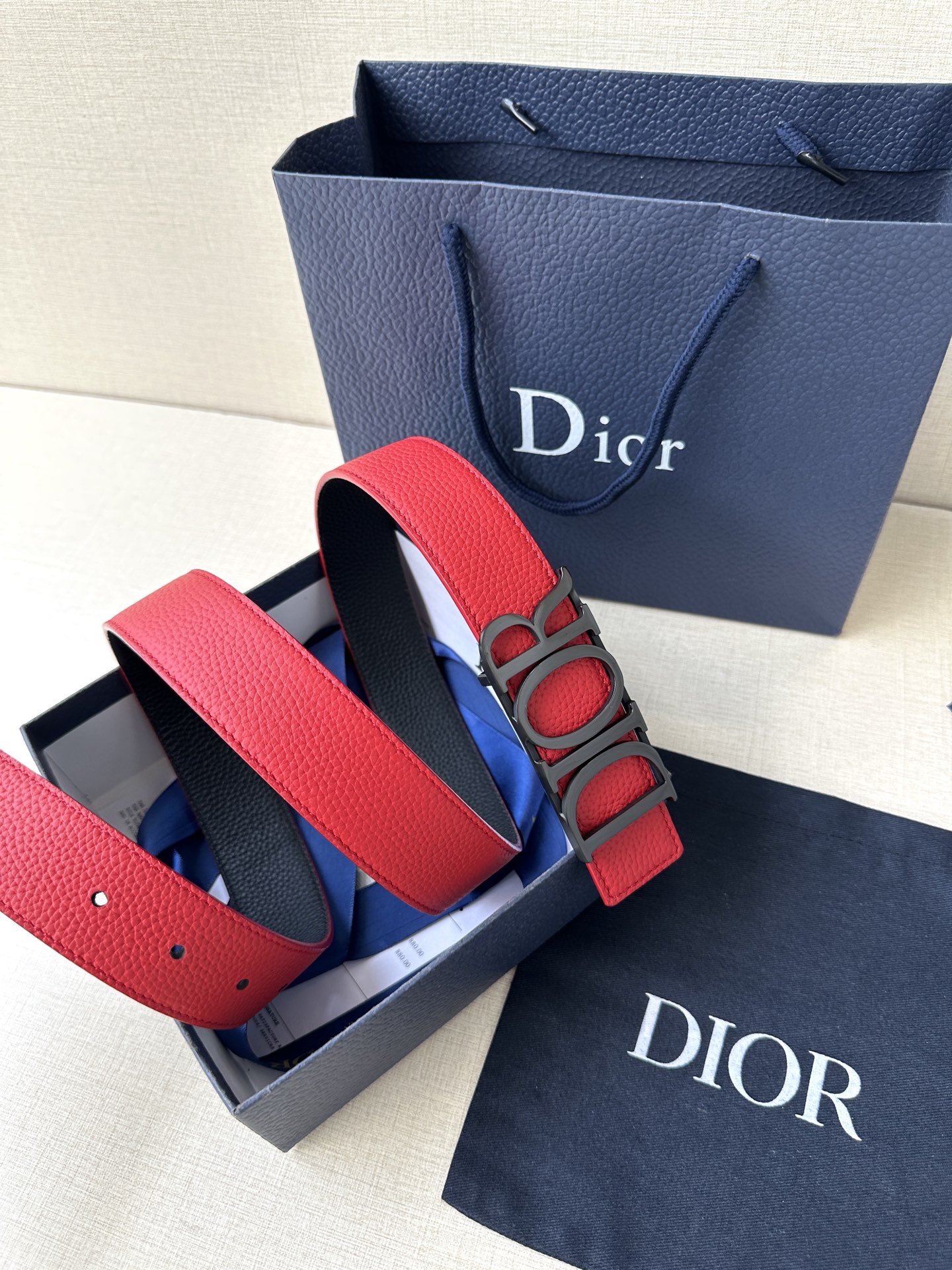  这款 D-Dream 腰带是春夏成衣系列新品，以时尚高雅全新演绎 Dior标志。采用头层牛皮精心制作，