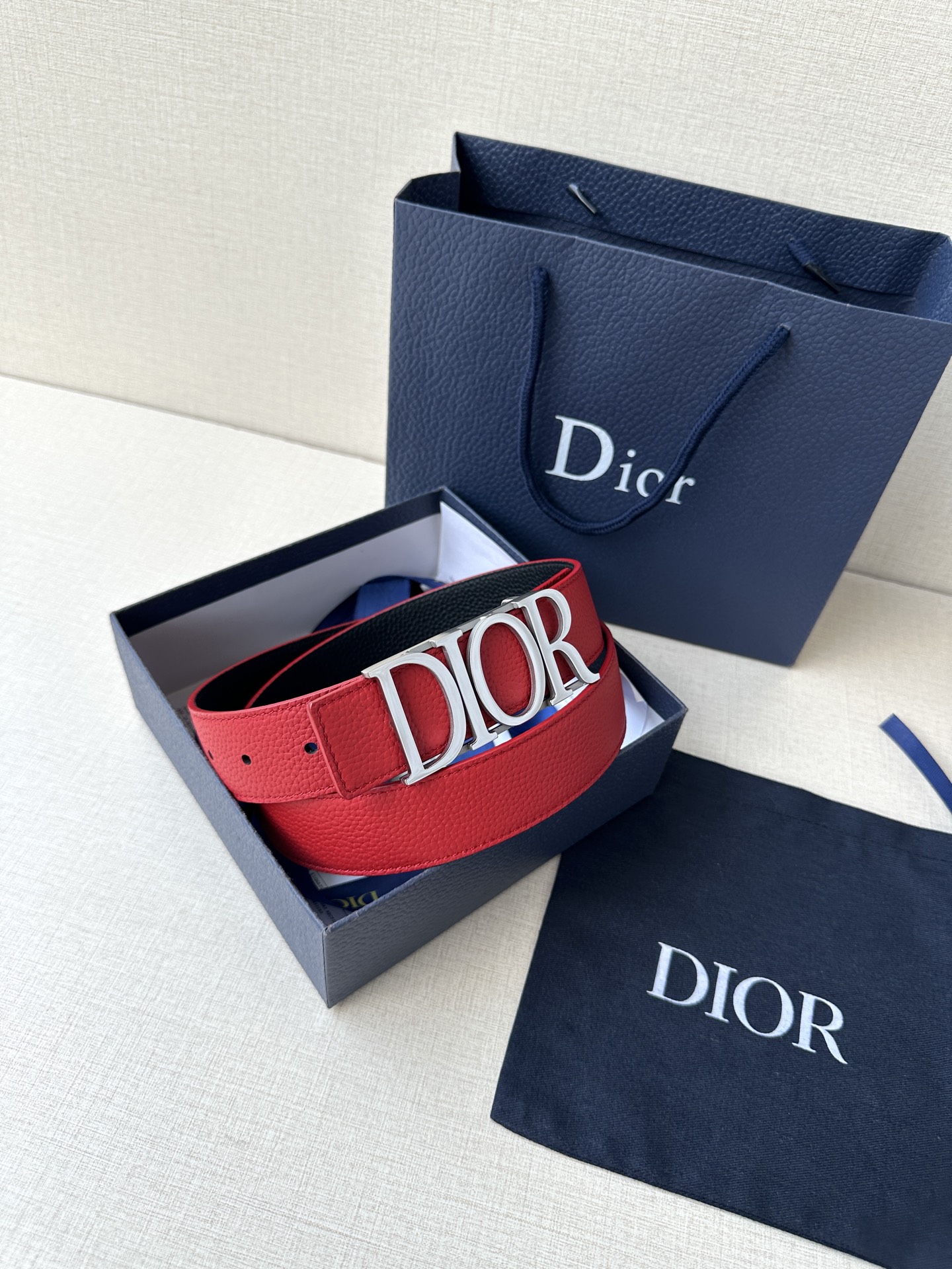  这款 D-Dream 腰带是春夏成衣系列新品，以时尚高雅全新演绎 Dior标志。采用头层牛皮精心制作，