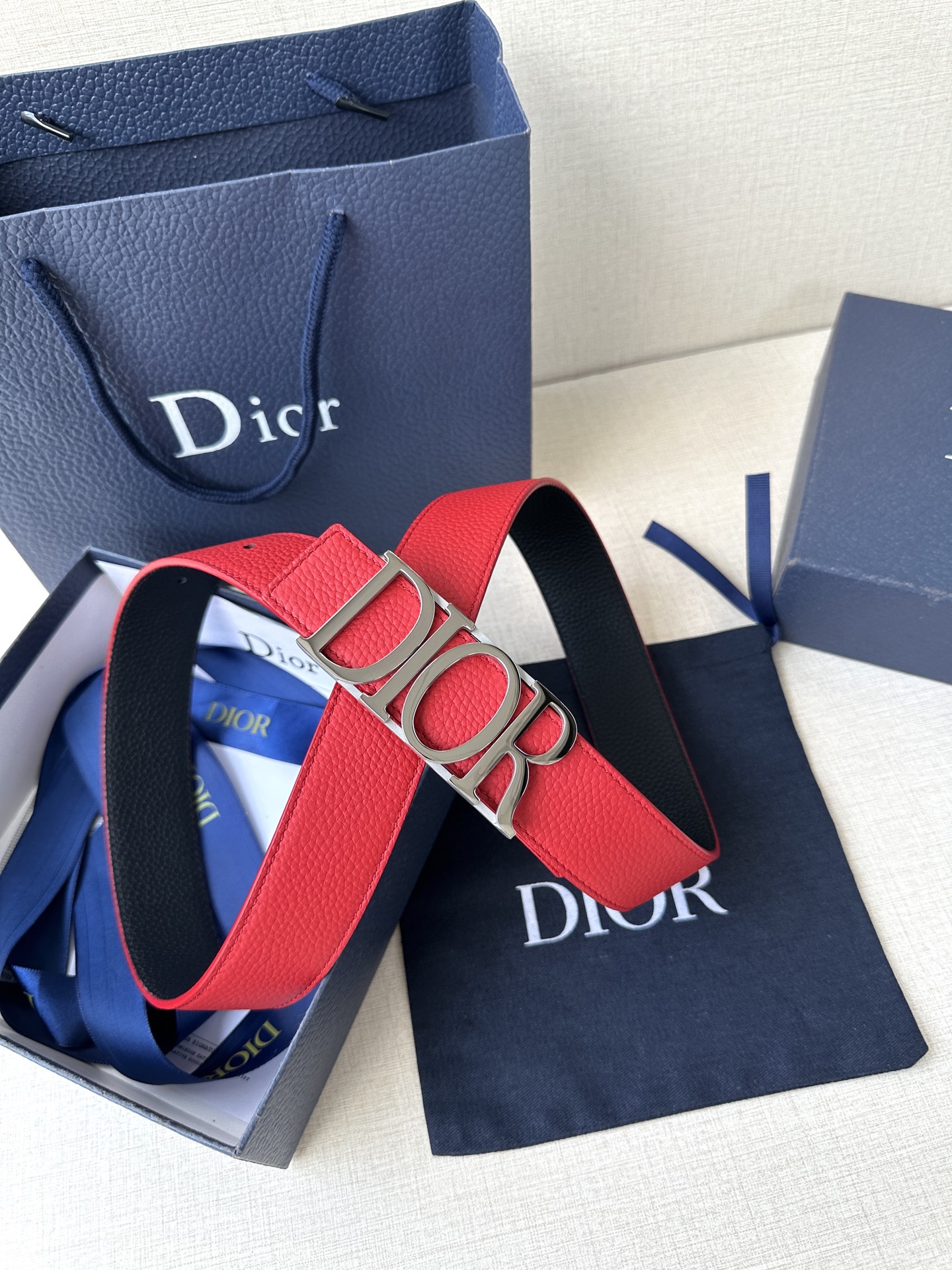  这款 D-Dream 腰带是春夏成衣系列新品，以时尚高雅全新演绎 Dior标志。采用头层牛皮精心制作，