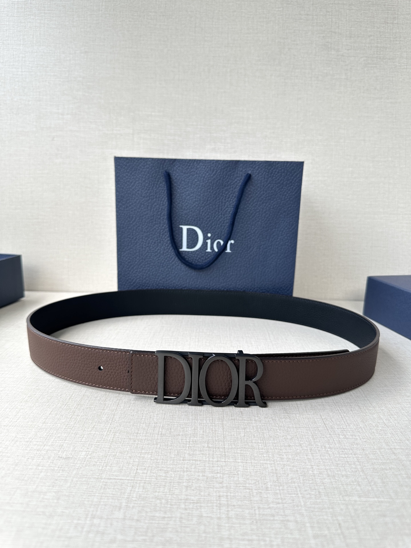  这款 D-Dream 腰带是春夏成衣系列新品，以时尚高雅全新演绎 Dior标志。采用头层牛皮精心制作，