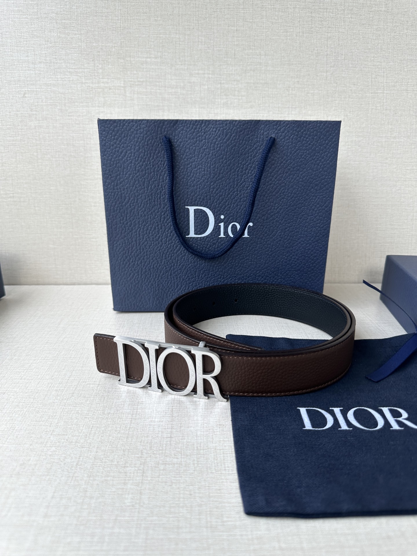  这款 D-Dream 腰带是春夏成衣系列新品，以时尚高雅全新演绎 Dior标志。采用头层牛皮精心制作，