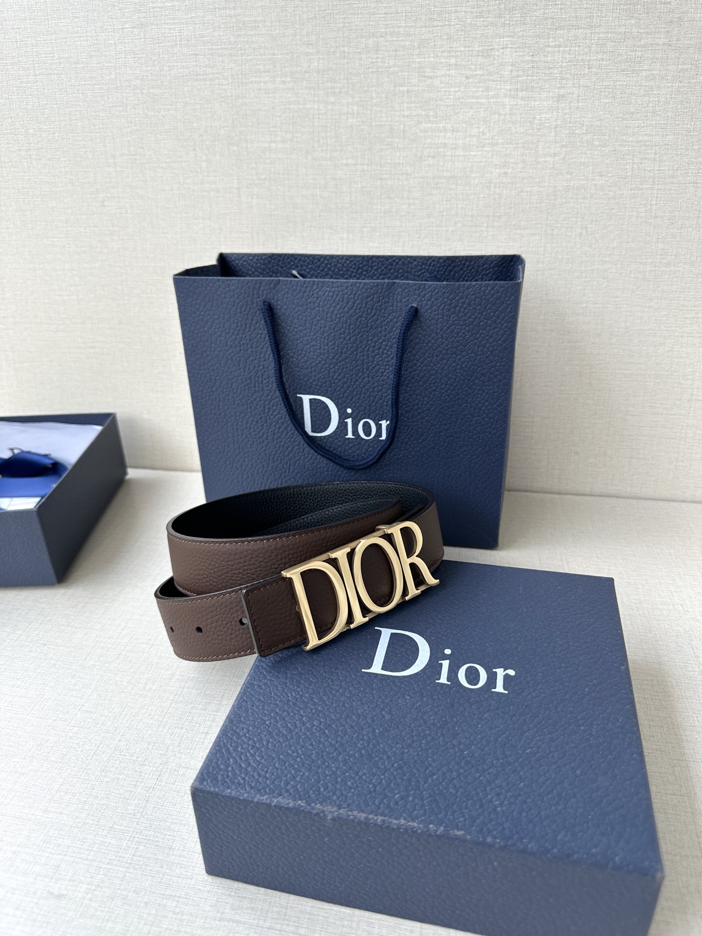  这款 D-Dream 腰带是春夏成衣系列新品，以时尚高雅全新演绎 Dior标志。采用头层牛皮精心制作，