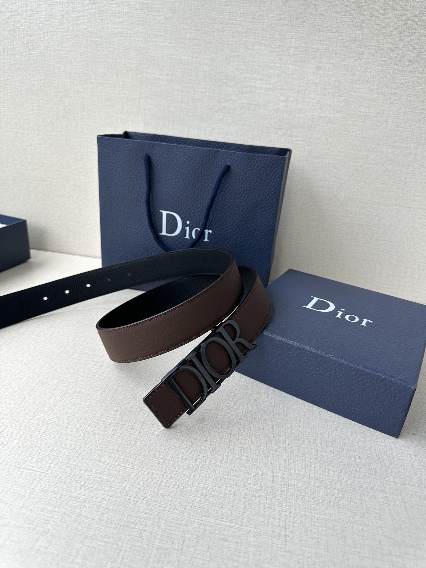  这款 D-Dream 腰带是春夏成衣系列新品，以时尚高雅全新演绎 Dior标志。采用头层牛皮精心制作，
