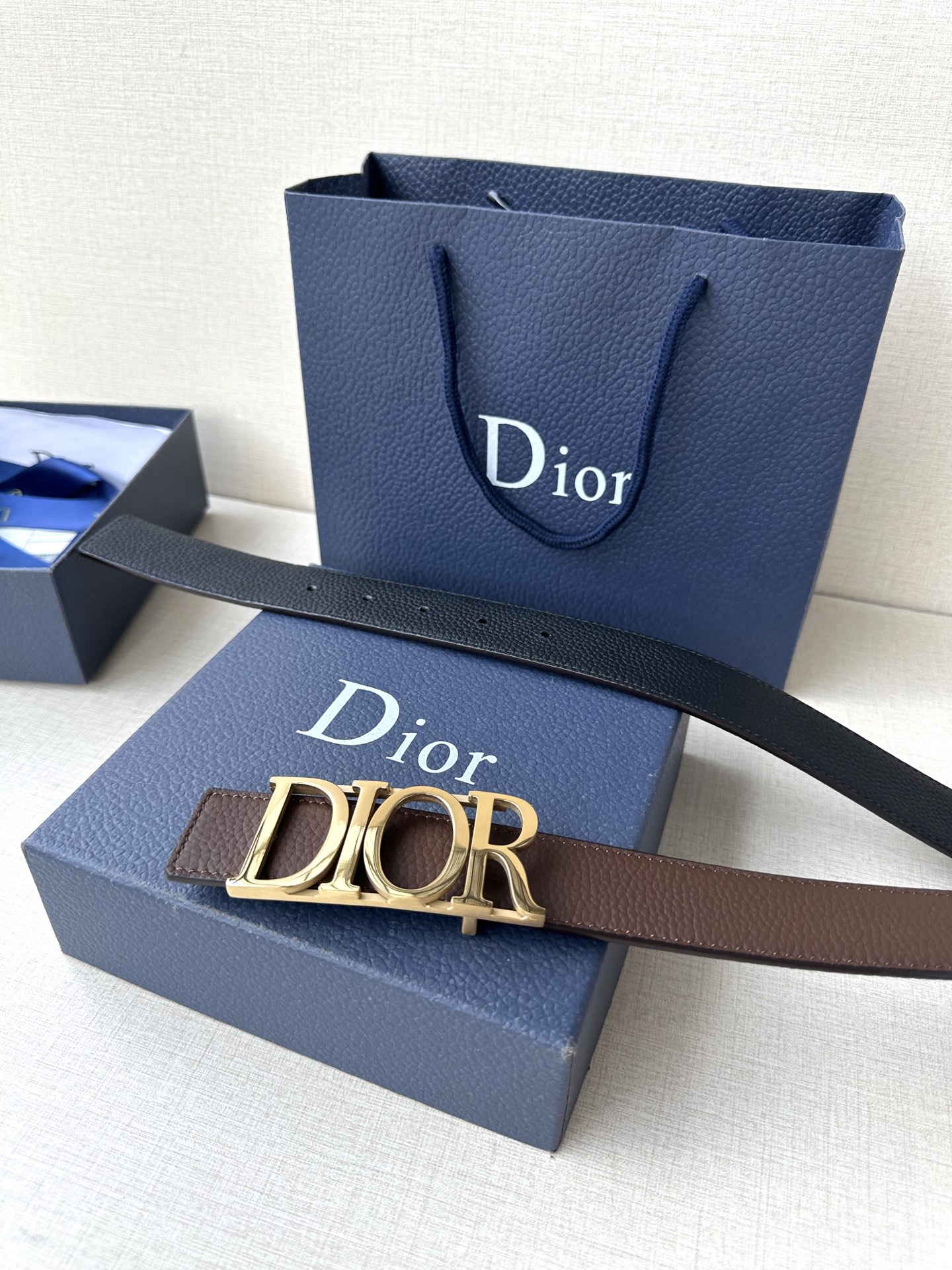  这款 D-Dream 腰带是春夏成衣系列新品，以时尚高雅全新演绎 Dior标志。采用头层牛皮精心制作，