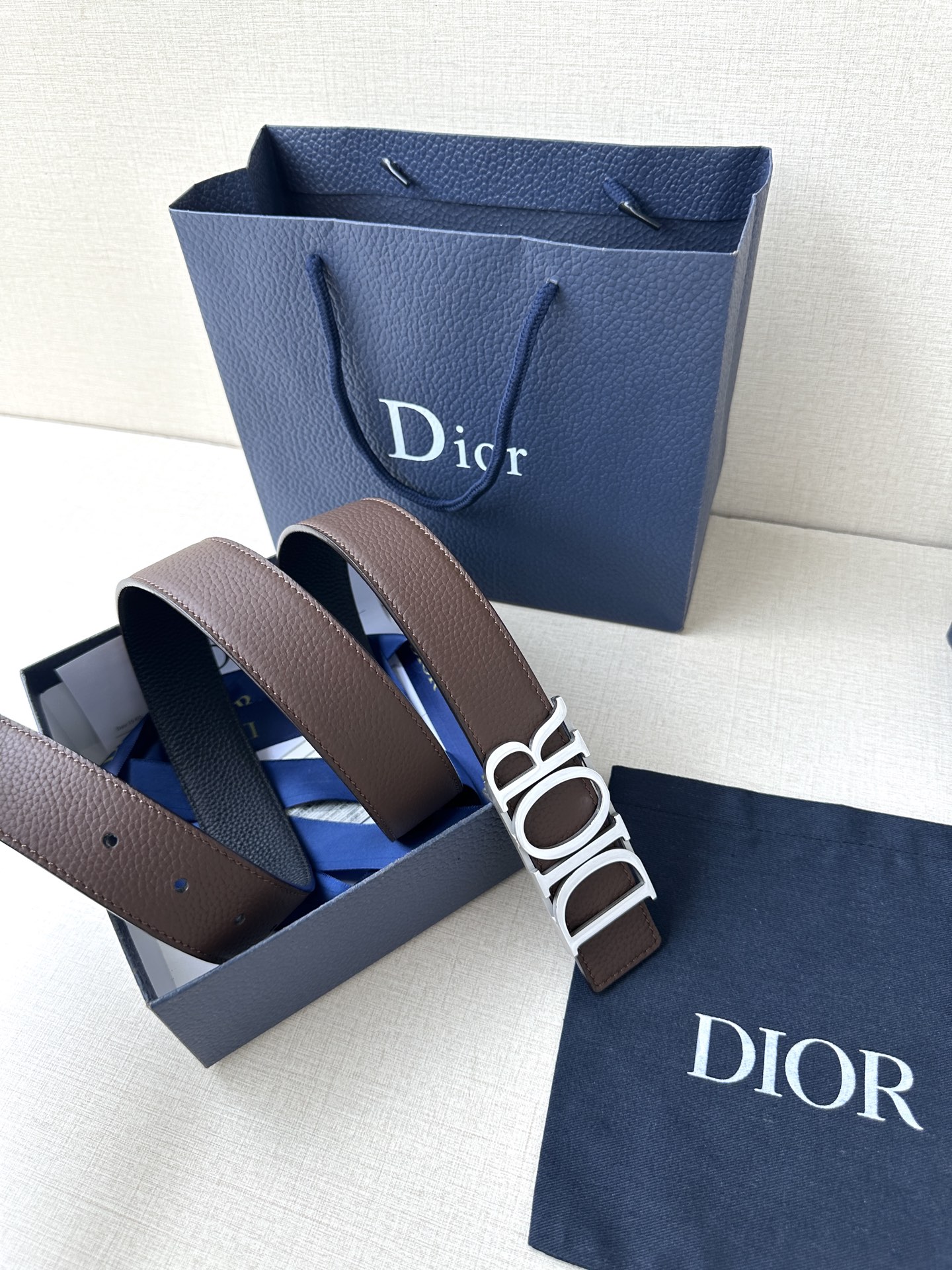  这款 D-Dream 腰带是春夏成衣系列新品，以时尚高雅全新演绎 Dior标志。采用头层牛皮精心制作，