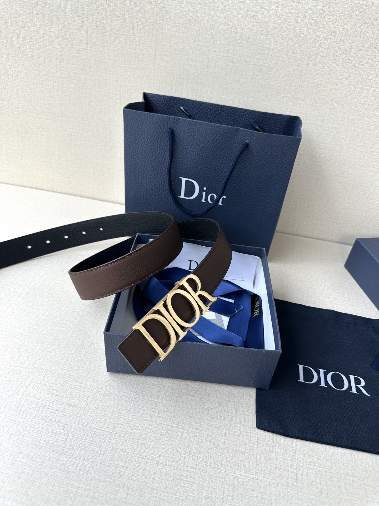  这款 D-Dream 腰带是春夏成衣系列新品，以时尚高雅全新演绎 Dior标志。采用头层牛皮精心制作，