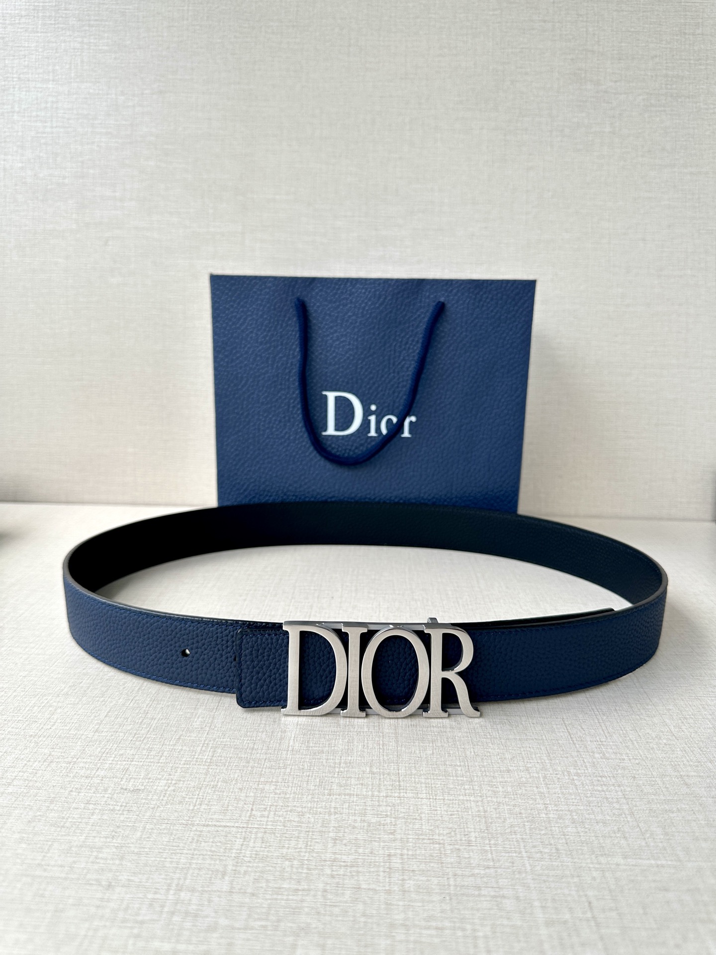  这款 D-Dream 腰带是春夏成衣系列新品，以时尚高雅全新演绎 Dior标志。采用头层牛皮精心制作，