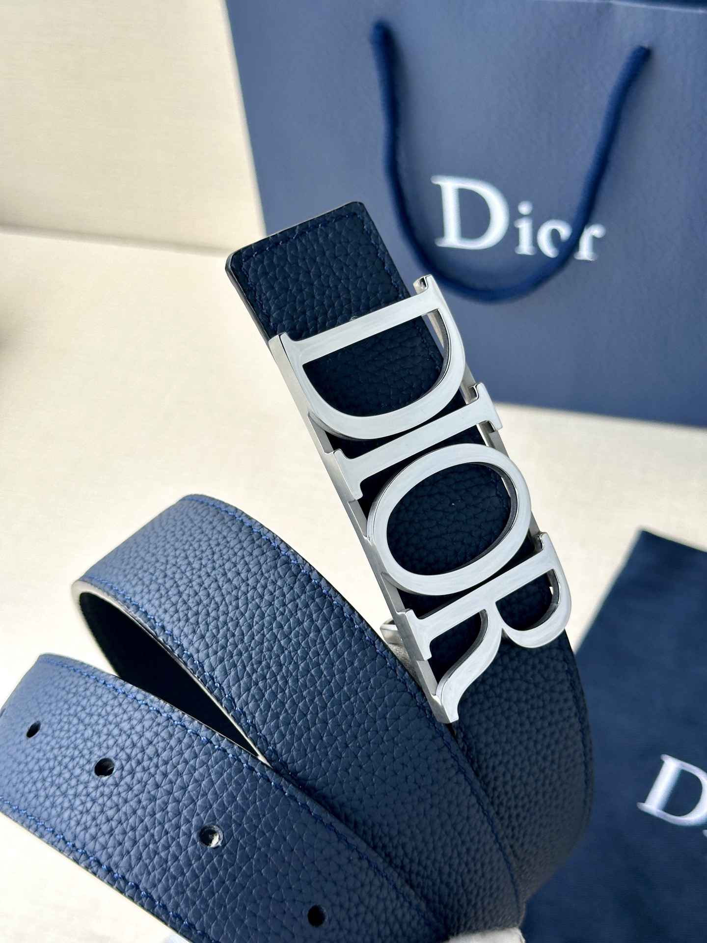  这款 D-Dream 腰带是春夏成衣系列新品，以时尚高雅全新演绎 Dior标志。采用头层牛皮精心制作，
