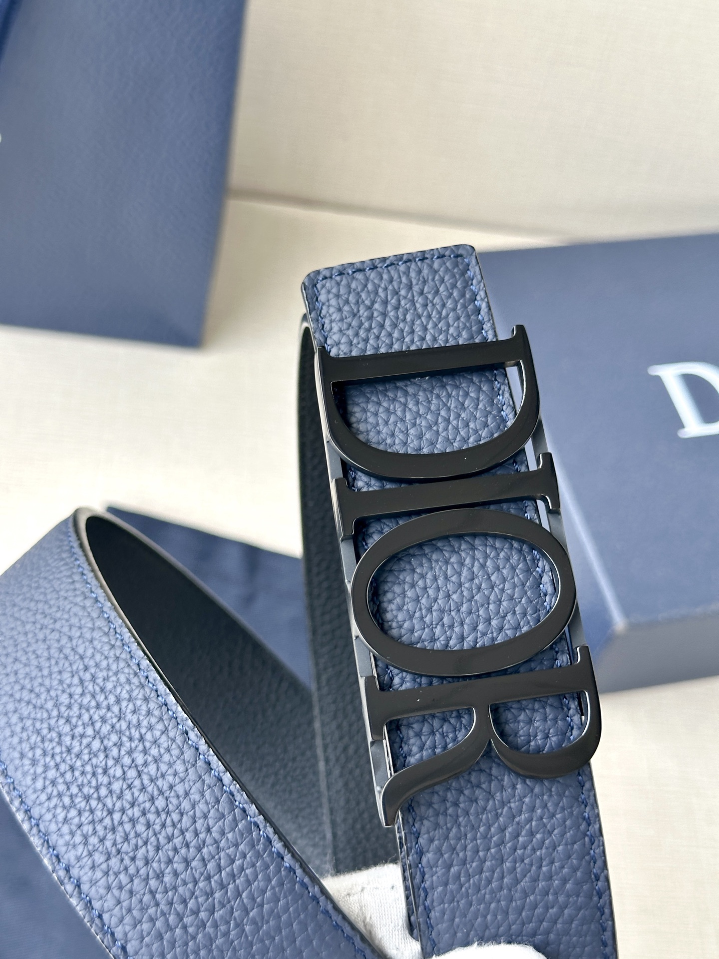  这款 D-Dream 腰带是春夏成衣系列新品，以时尚高雅全新演绎 Dior标志。采用头层牛皮精心制作，
