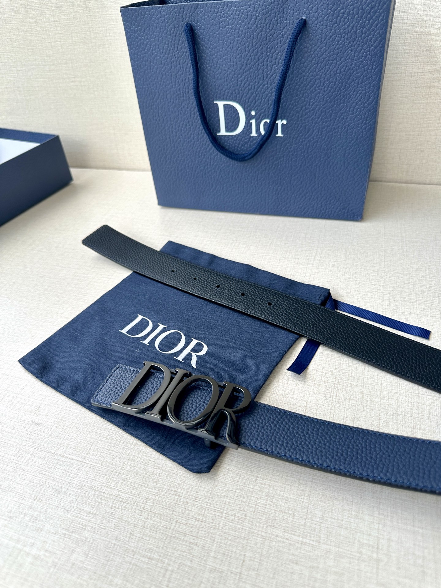  这款 D-Dream 腰带是春夏成衣系列新品，以时尚高雅全新演绎 Dior标志。采用头层牛皮精心制作，
