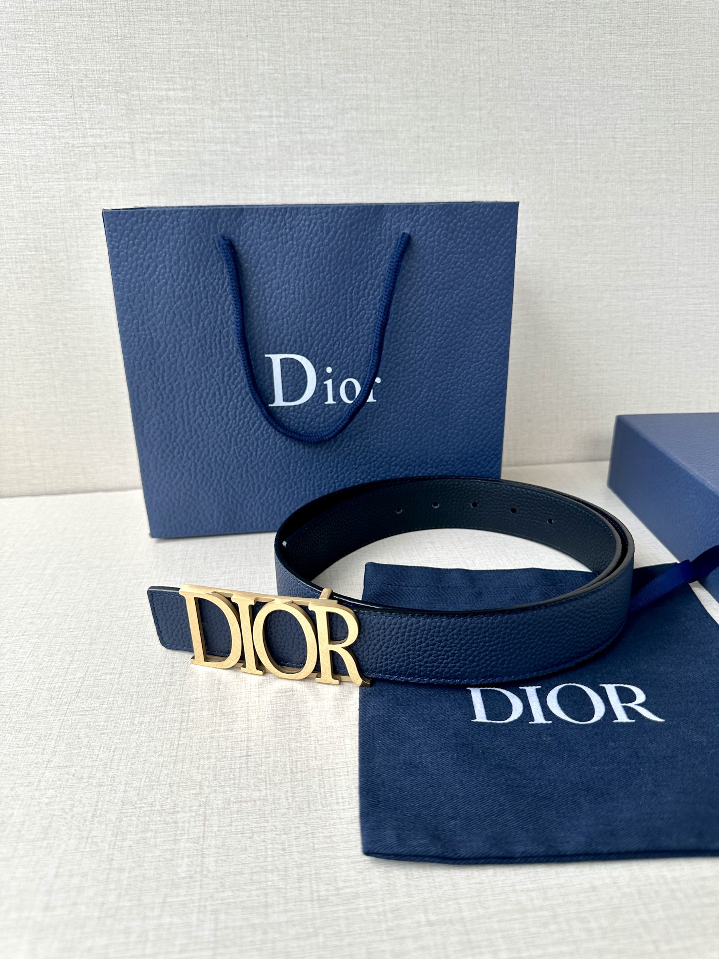  这款 D-Dream 腰带是春夏成衣系列新品，以时尚高雅全新演绎 Dior标志。采用头层牛皮精心制作，