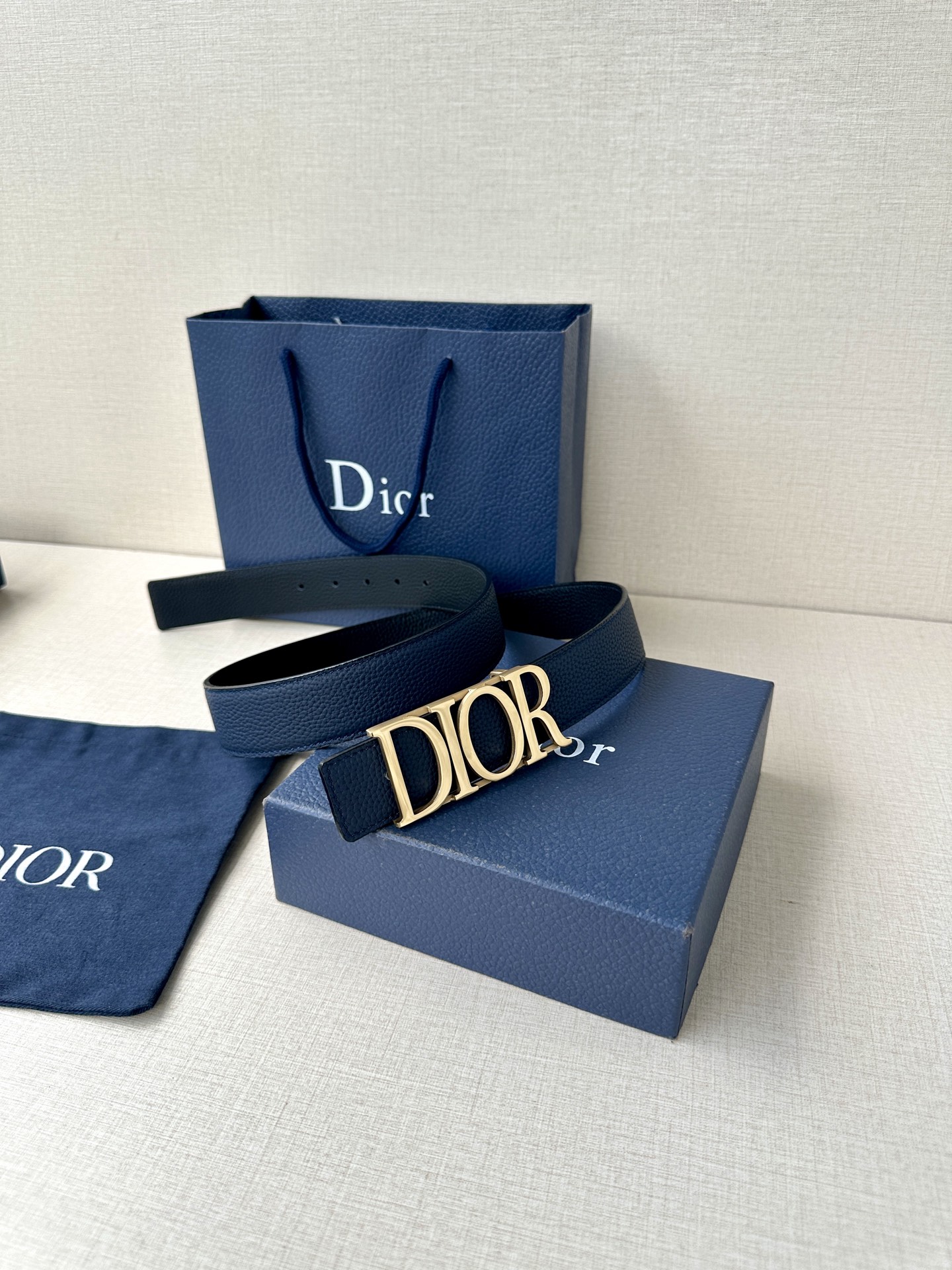  这款 D-Dream 腰带是春夏成衣系列新品，以时尚高雅全新演绎 Dior标志。采用头层牛皮精心制作，