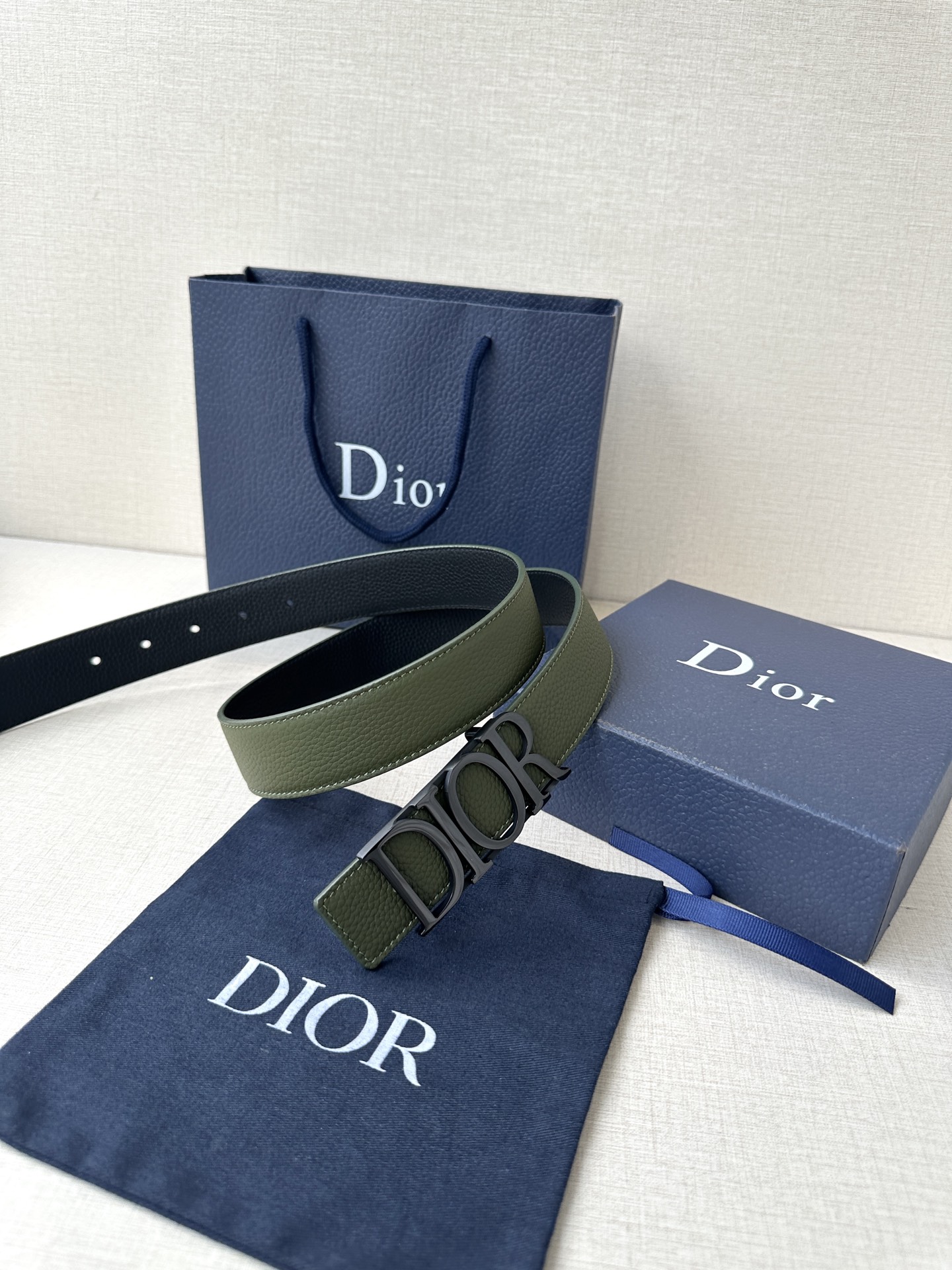  这款 D-Dream 腰带是春夏成衣系列新品，以时尚高雅全新演绎 Dior标志。采用头层牛皮精心制作，