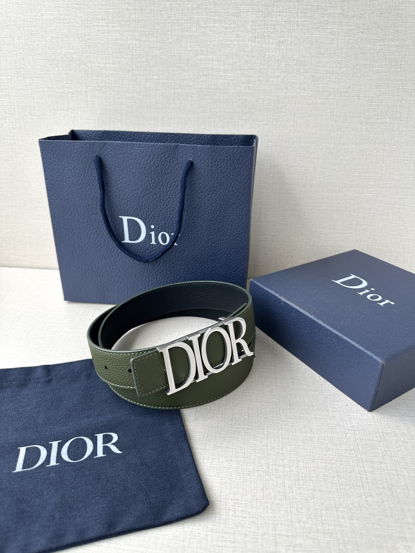  这款 D-Dream 腰带是春夏成衣系列新品，以时尚高雅全新演绎 Dior标志。采用头层牛皮精心制作，