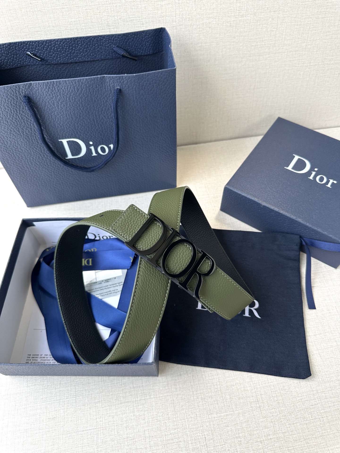  这款 D-Dream 腰带是春夏成衣系列新品，以时尚高雅全新演绎 Dior标志。采用头层牛皮精心制作，