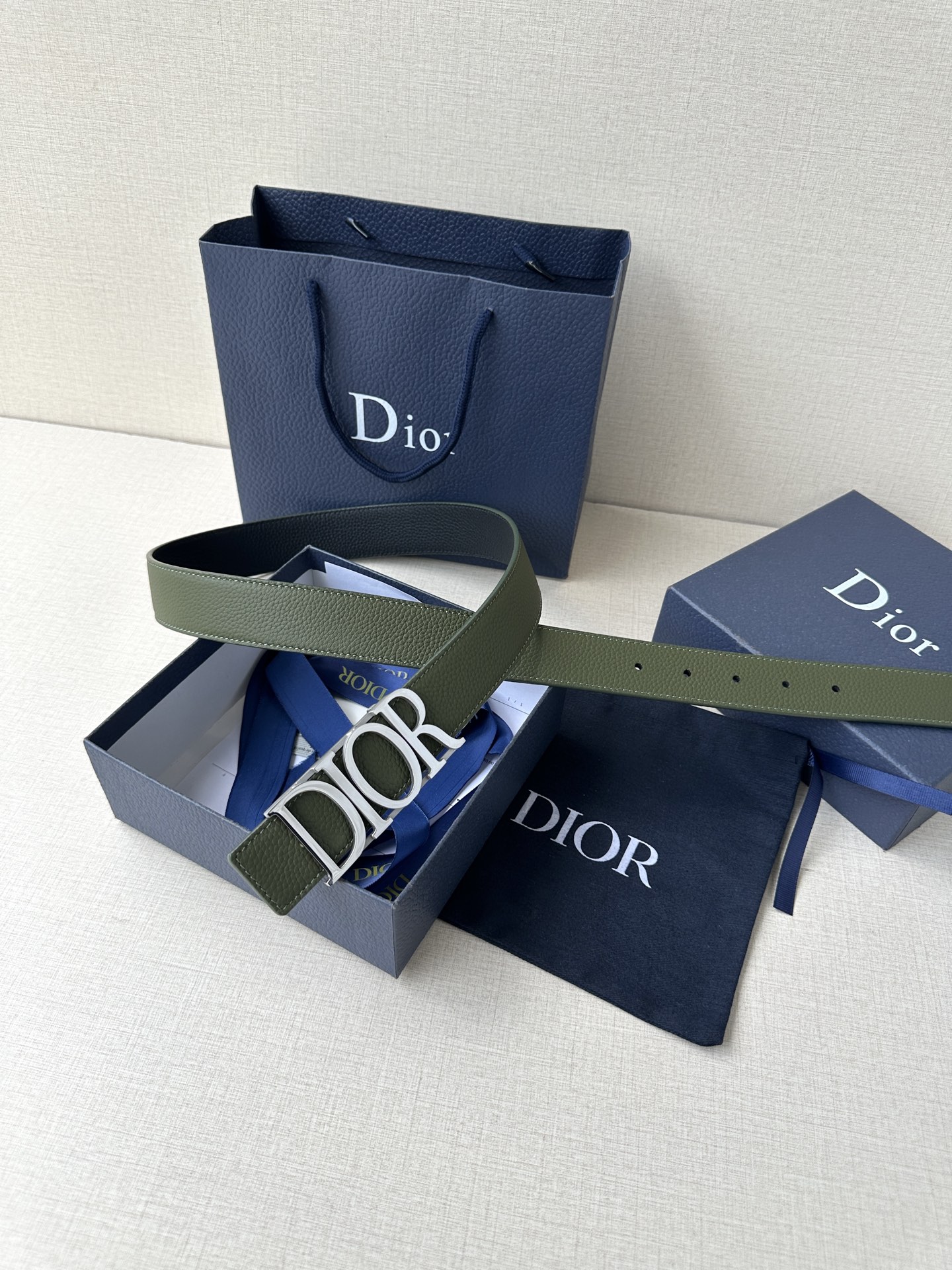  这款 D-Dream 腰带是春夏成衣系列新品，以时尚高雅全新演绎 Dior标志。采用头层牛皮精心制作，