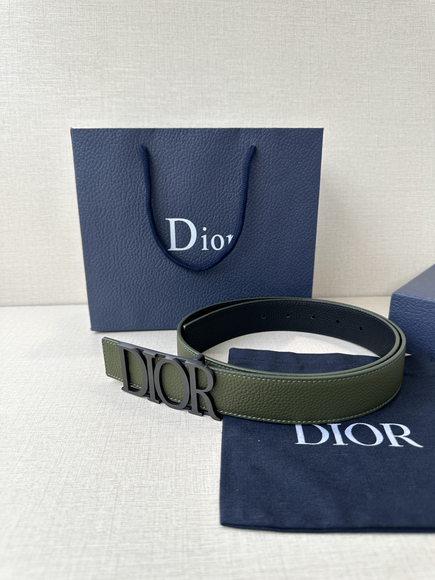  这款 D-Dream 腰带是春夏成衣系列新品，以时尚高雅全新演绎 Dior标志。采用头层牛皮精心制作，