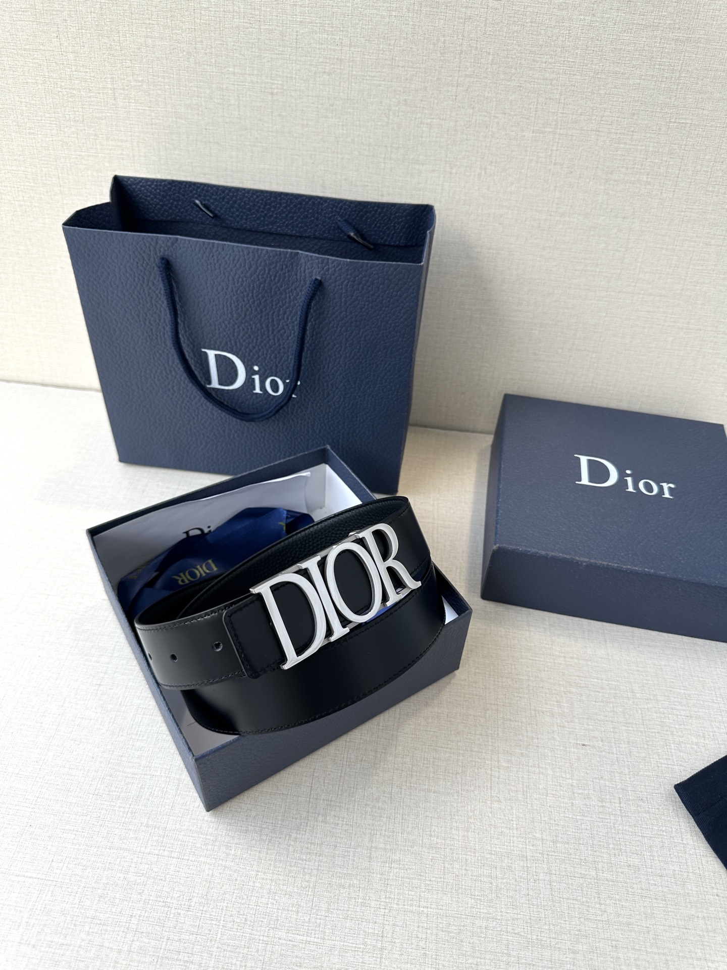  这款 D-Dream 腰带是春夏成衣系列新品，以时尚高雅全新演绎 Dior标志。采用头层牛皮精心制作，
