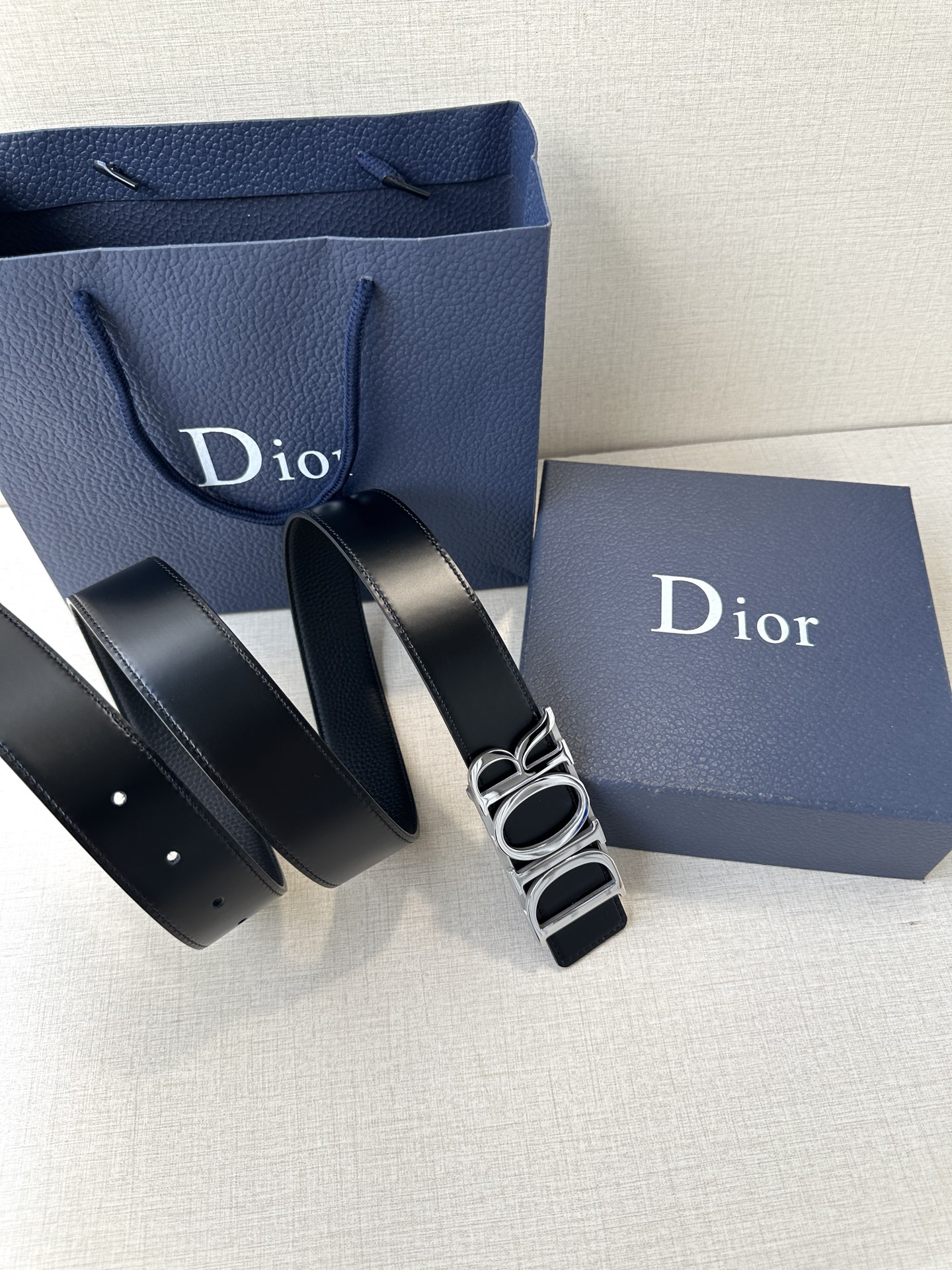  这款 D-Dream 腰带是春夏成衣系列新品，以时尚高雅全新演绎 Dior标志。采用头层牛皮精心制作，