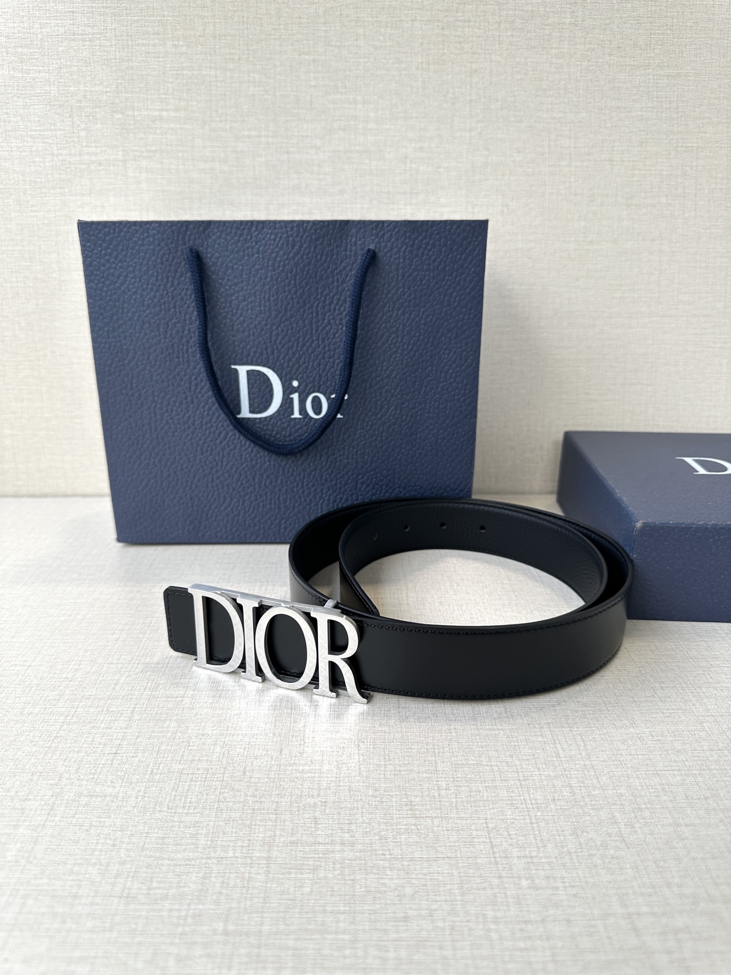  这款 D-Dream 腰带是春夏成衣系列新品，以时尚高雅全新演绎 Dior标志。采用头层牛皮精心制作，